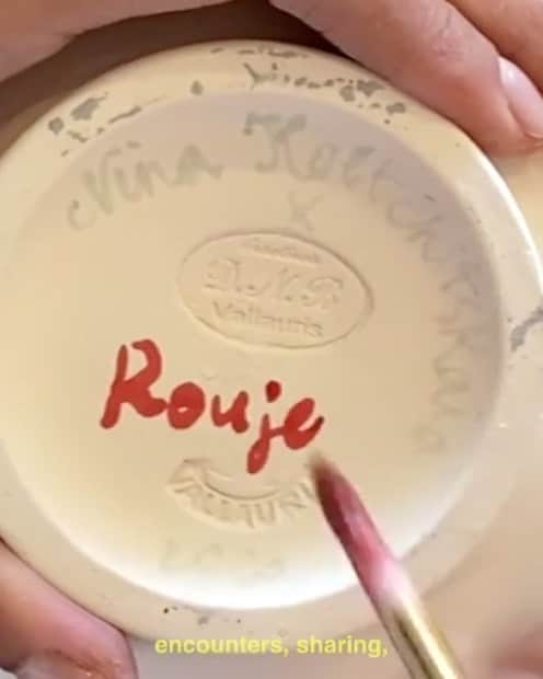 Jeanneのインスタグラム：「ROUJE FOR WOMEN ✊🏼💞 Proud that the @rouje solidarity collection I’ve created with my friend and artist @ninakoltchitskaia to support @lamaisondesfemmes93 is launched today 🙌🏼 100% of the benefits will be donated to @lamaisondesfemmes93  Link in bio and story ❤️ MERCI #roujeforwomen   🎥 @tenderlouie」