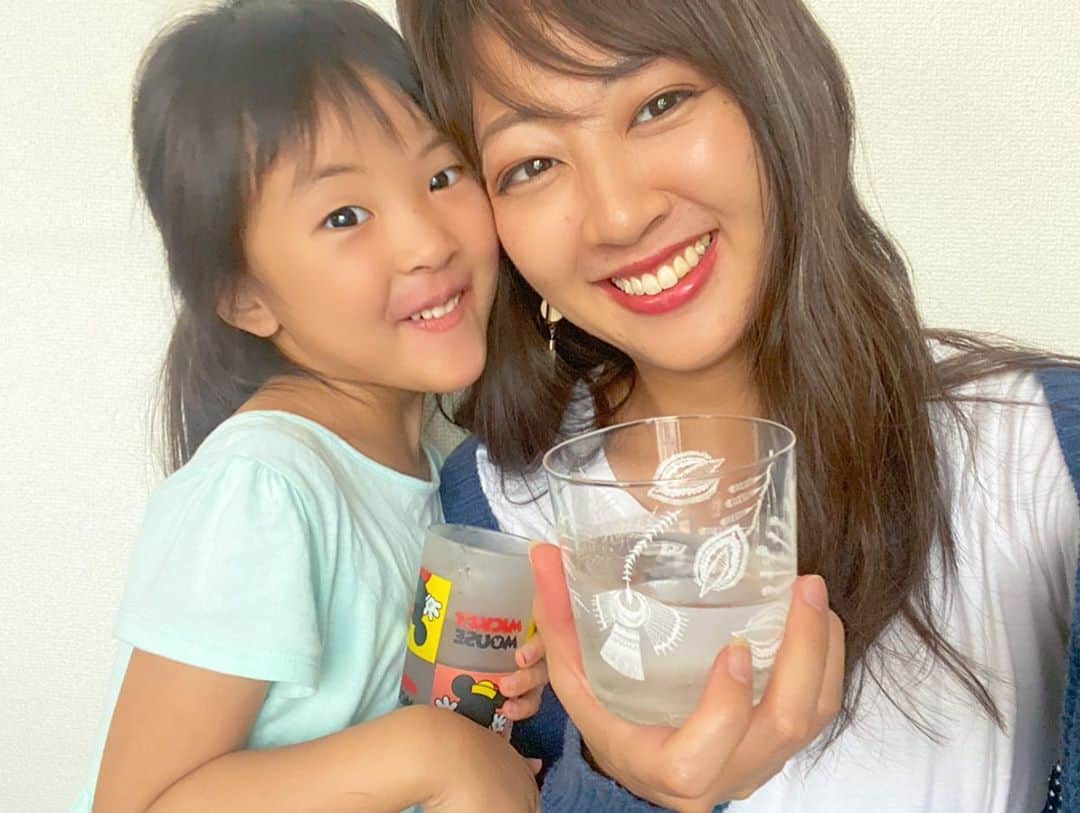 高橋有紀子のインスタグラム：「* 我が家はクリクラを2週間に1回2本 定期的に届くようにお願いしてるんだけど、 いつも玄関先に空のボトルを出しておいて 新しいものと交換してもらうスタイル🤗 * * ボトルを入れてもらう袋も封がしてあるし、 留守にしてても受け取れるから安心です☺️✨ * 毎日必要不可欠なお水を重たい思いをして 買わなくて良いってほんと助かる。。 * @39_editors  #クリクラFit #ウォーターサーバー #ウォーターサーバーのある暮らし #クリクラアンバサダー#おうち時間 #子育て #女の子ママ #アラサーママ #サスティナブル #エコ #PR」