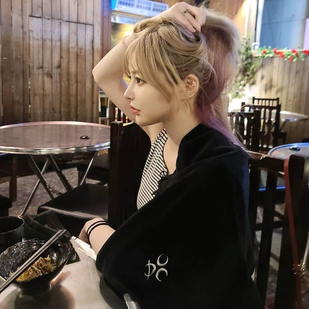 エリナさんのインスタグラム写真 - (エリナInstagram)「낮에 봐두 이쁜데 밤에 어두운 곳에서 봐두 이쁜 New hair ♥  이번에두 @leeyoungsa 쌤 추천으로 진짜 맘에 둔 밀크티 컬러😻 포인트 핑크도 너무 이쁘당♡ 今回のカラーも最高にいい！ お昼は白に近いカラーだけど暗い夜は綺麗なロイヤルミルクティ色！ ポイントのピンクは髪を結んだとき見えるからオシャレです♥️  #마루니헤어 #newcolor #hair#hairsalon #hairstyle #haircolor #selfie #me #instagood #instalike #instaphoto #instafashion #헤어#헤어스타일 #가로수길#가로수길미용실 #미용실추천 #ヘアカラー#ハイカラー #髪#韓国美容室 #韓国#カロスキル」7月18日 18時23分 - erina_hrn