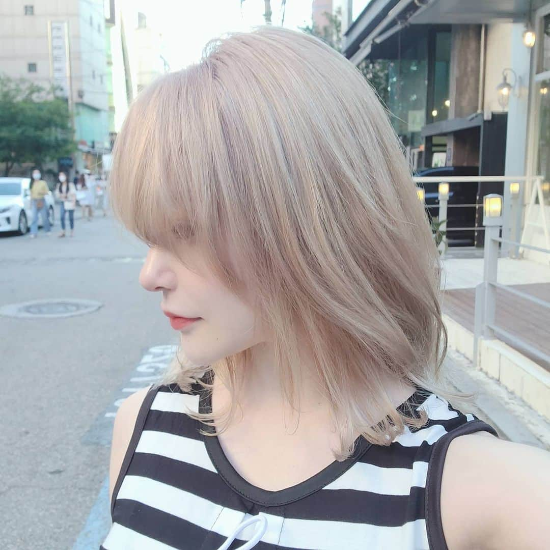 エリナさんのインスタグラム写真 - (エリナInstagram)「낮에 봐두 이쁜데 밤에 어두운 곳에서 봐두 이쁜 New hair ♥  이번에두 @leeyoungsa 쌤 추천으로 진짜 맘에 둔 밀크티 컬러😻 포인트 핑크도 너무 이쁘당♡ 今回のカラーも最高にいい！ お昼は白に近いカラーだけど暗い夜は綺麗なロイヤルミルクティ色！ ポイントのピンクは髪を結んだとき見えるからオシャレです♥️  #마루니헤어 #newcolor #hair#hairsalon #hairstyle #haircolor #selfie #me #instagood #instalike #instaphoto #instafashion #헤어#헤어스타일 #가로수길#가로수길미용실 #미용실추천 #ヘアカラー#ハイカラー #髪#韓国美容室 #韓国#カロスキル」7月18日 18時23分 - erina_hrn