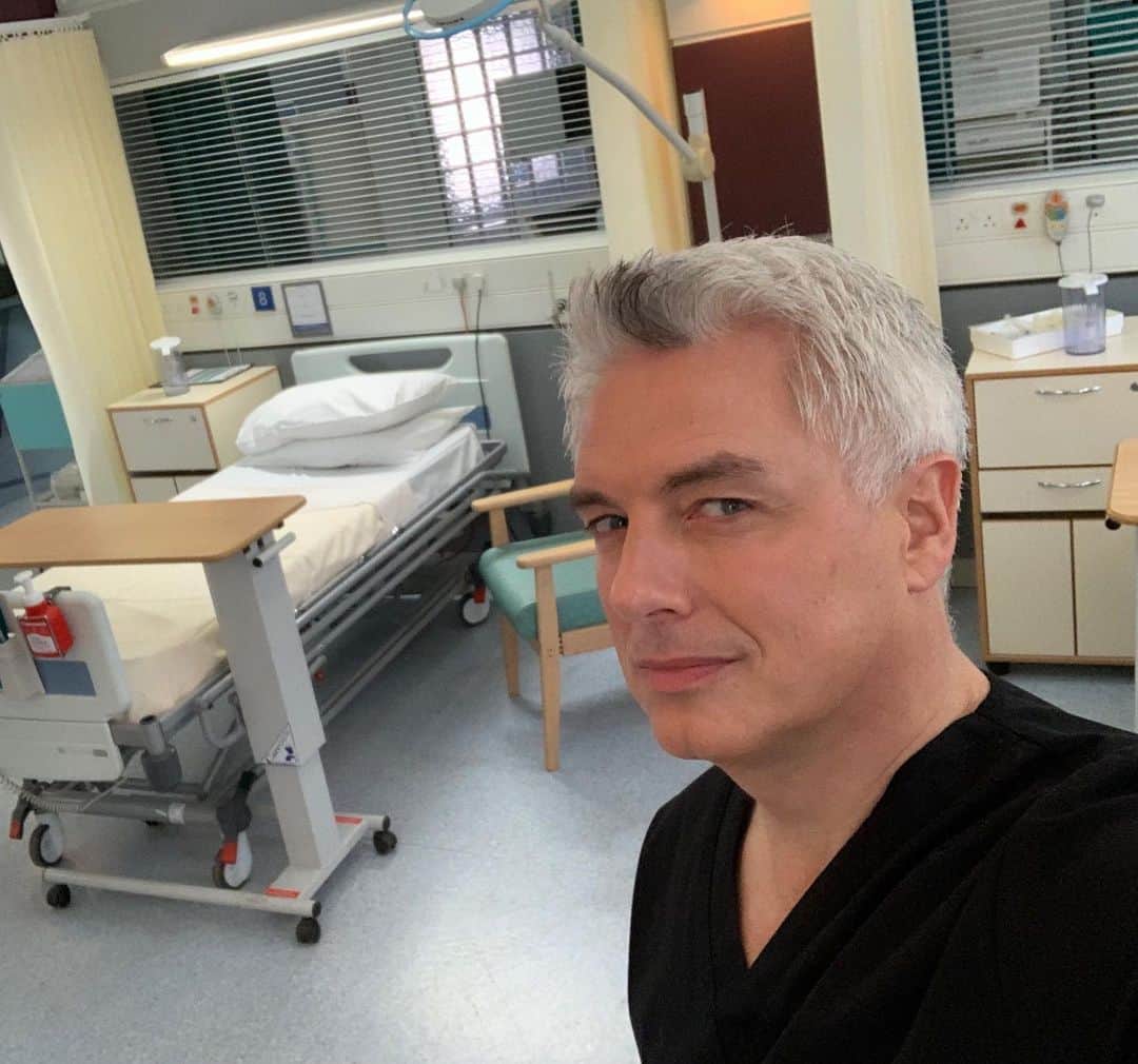 ジョン・バロウマンさんのインスタグラム写真 - (ジョン・バロウマンInstagram)「A spare bed @bbcholbycity After surgery is it yours?  He will arrive soon,  Drew Nicholson-Heath  JB  . . #drew #surgeon #goodguy #badguy #lover #manipulator #honestman」7月19日 5時12分 - johnscotbarrowman