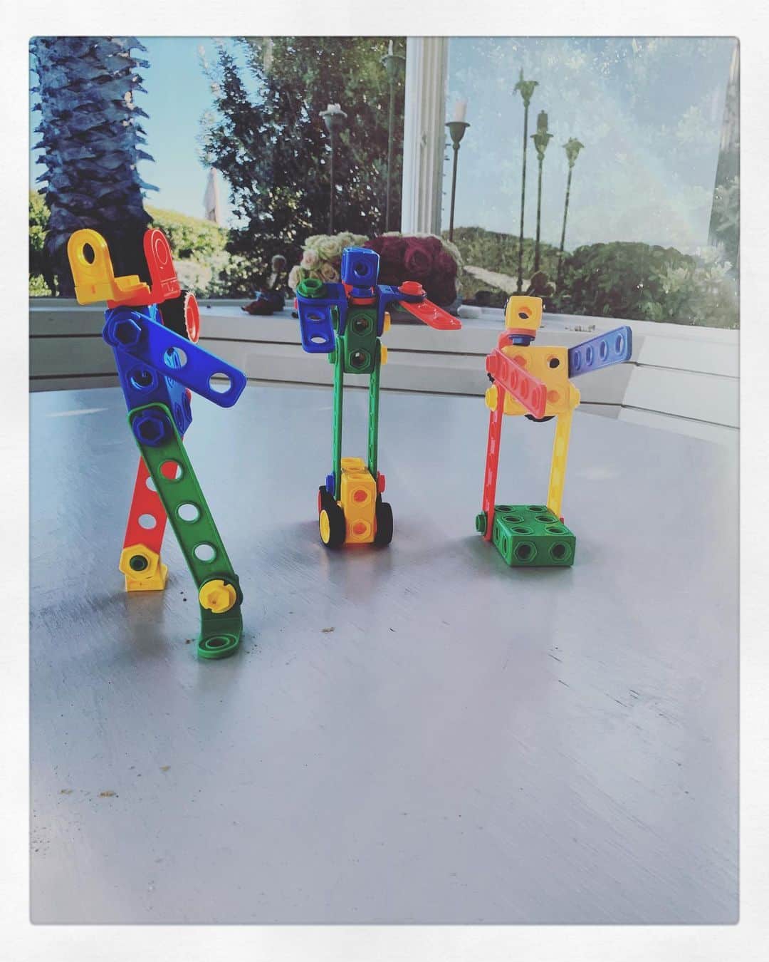 ゾーイ・サルダナさんのインスタグラム写真 - (ゾーイ・サルダナInstagram)「3 little robots hanging out... #mykidsbuiltthis」7月19日 3時47分 - zoesaldana