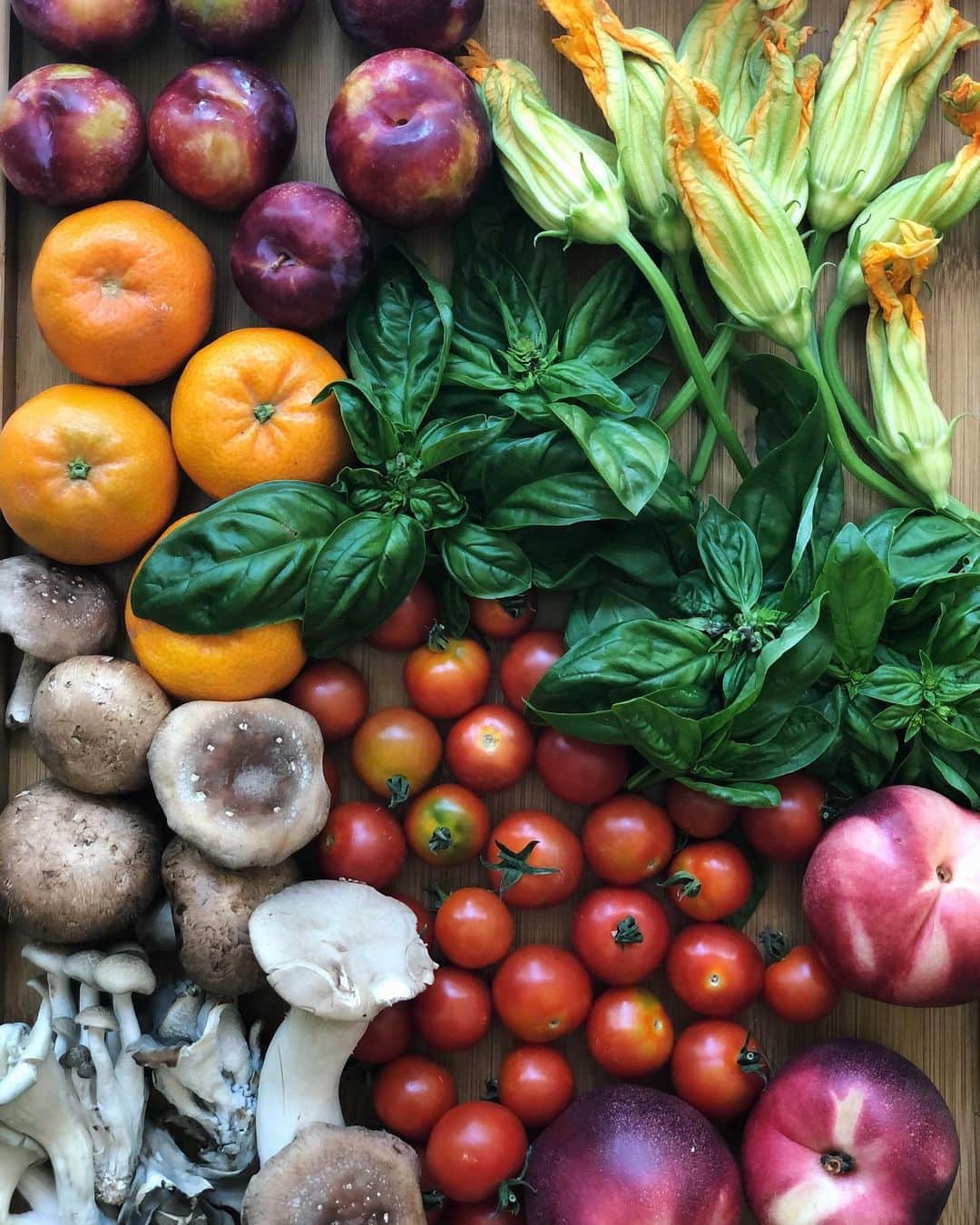 Antonietteのインスタグラム：「Farmer’s market haul. Such a nice day to go out, take a stroll and bring home some of summer’s bounty. Really felt like I was in Italy for a hot minute, lol. Haven’t been to the Little Italy Mercato since the pandemic and was pleased to see social distancing, enforcement of proper mask 😷 wearing and sanitation practices in place. Buon Sabato! ☀️ 🇮🇹」