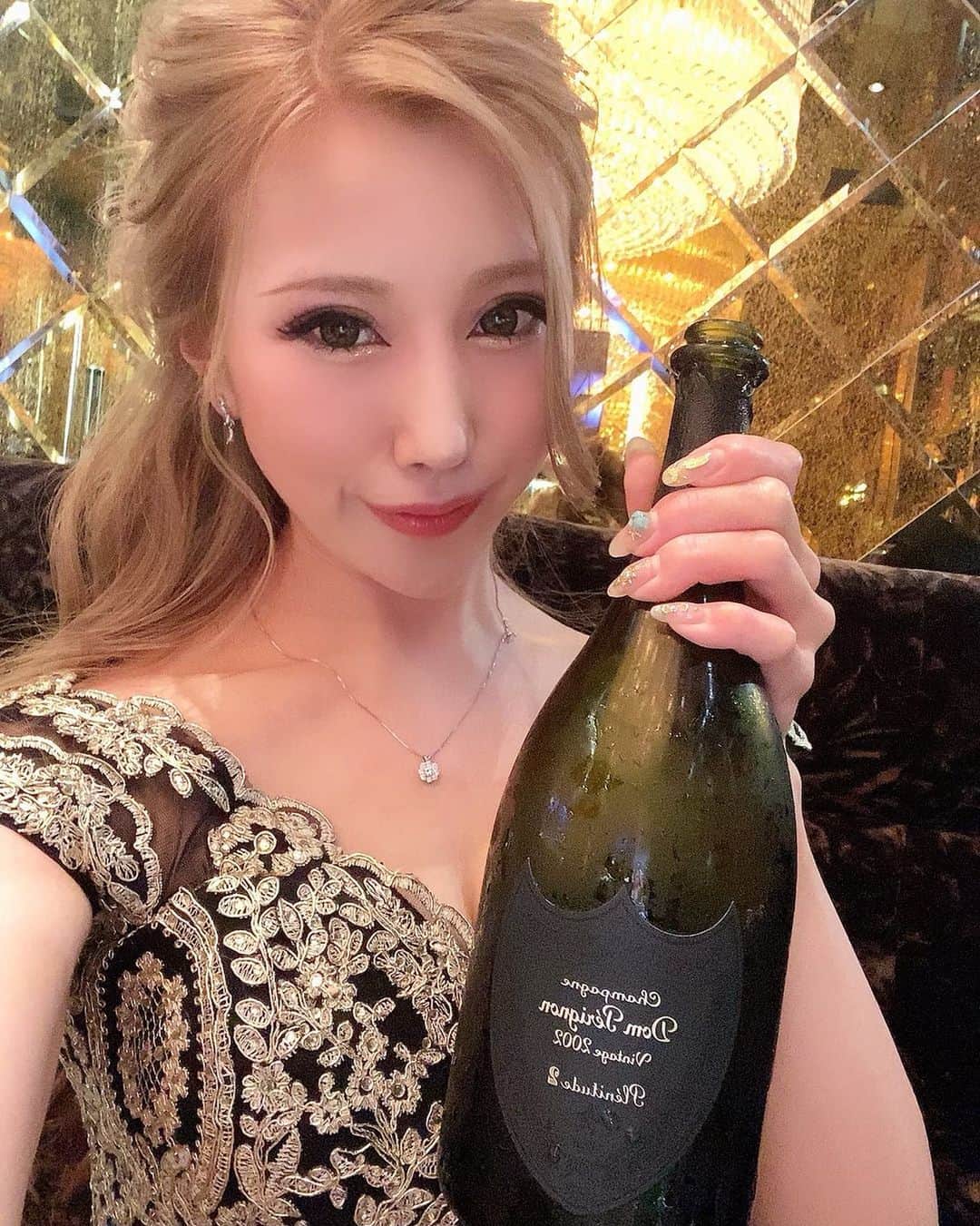 おなぎのインスタグラム：「【ご報告】 この度私おなぎは約3年間お世話になったアールズカフェを退店し、 新境地salon de GOLDにて働かせて頂く事を決めました。  数ヶ月前の自分には この様な決断をしているとは思いもしませんでした。  ここには書ききれない程、 自分自身の為に沢山悩みました。沢山考えました。  "行動する"ことは勇気のいる事  だけど行動してみて良かったなと今心から思えます。  お店変わっても おなぎについて来て下さるお客様  そして、このご時世が落ち着いたら一度見に行くねと仰ってくださるお客様に本当に感謝です。  まあ、思いを色々書くと長なるので  お世話になります よろしくお願いします  楽しもー！！！✨  #錦#キャバクラ #高級シャンパン #salondegold #ミリオンレジャーホールディングス  #お世話になります #おなぎ」