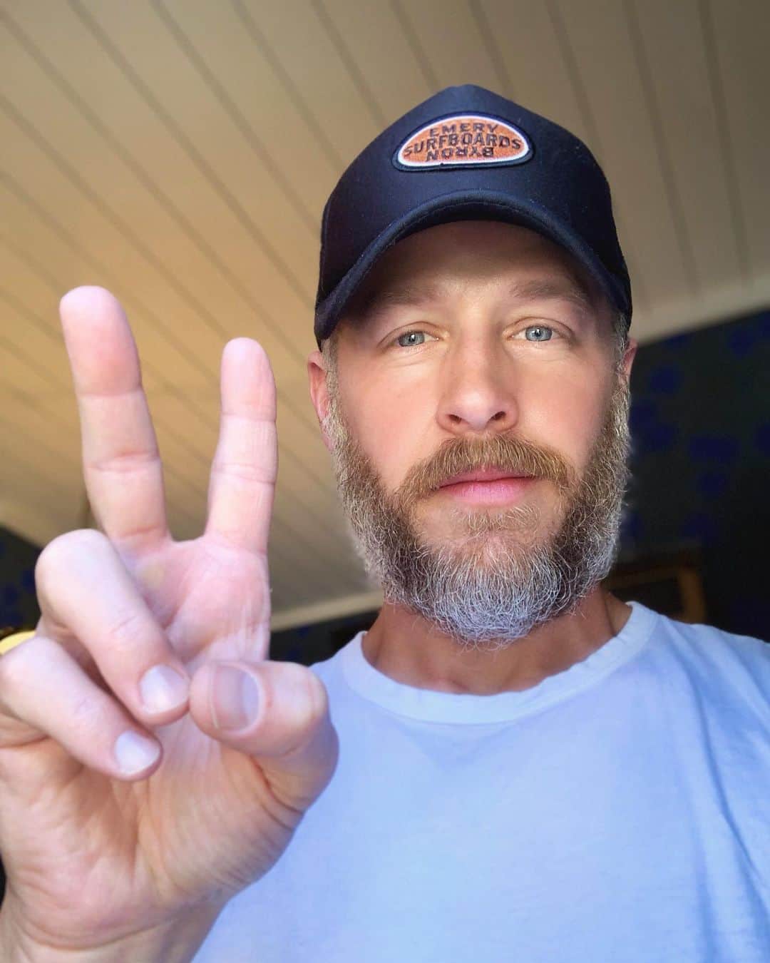 ジョシュア・ダラスのインスタグラム：「Peace. Be safe. ✌🏼」