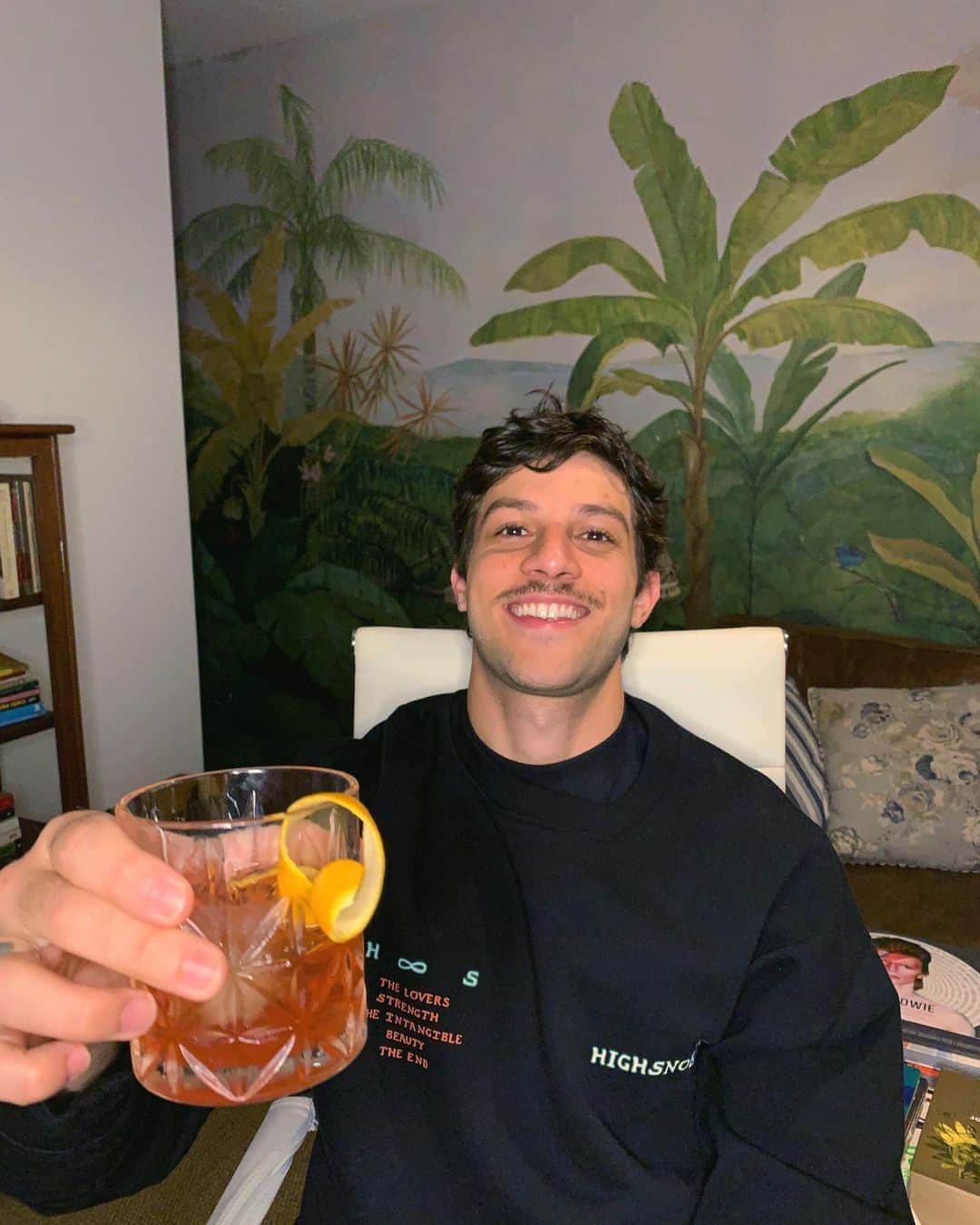 Chay Suedeのインスタグラム：「#ad Sabe aquele drink ideal para te acompanhar em várias ocasiões diferentes? Esse é o Dalipa, lançado por @apothekcocktails em parceria com o @balaioims, feito com o inconfundível Tanqueray Nº TEN, o gin super premium do portfólio Tanqueray. É um coquetel levemente amargo, condimentado e refrescante. O diferencial desse drink vem pela presença de ingredientes típicos brasileiros. A ocasião especial que escolhi para apreciá-lo foi ouvindo música neste fim de tarde no meu ambiente preferido em casa! E aí, qual será a sua?  Esse e outros engarrafados estão disponíveis no e-commerce do Apothek, com entrega em todo Brasil.   @tanqueraybr #TanquerayInconfundivel Aprecie com moderação.Não compartilhe com menores de 18 anos.」