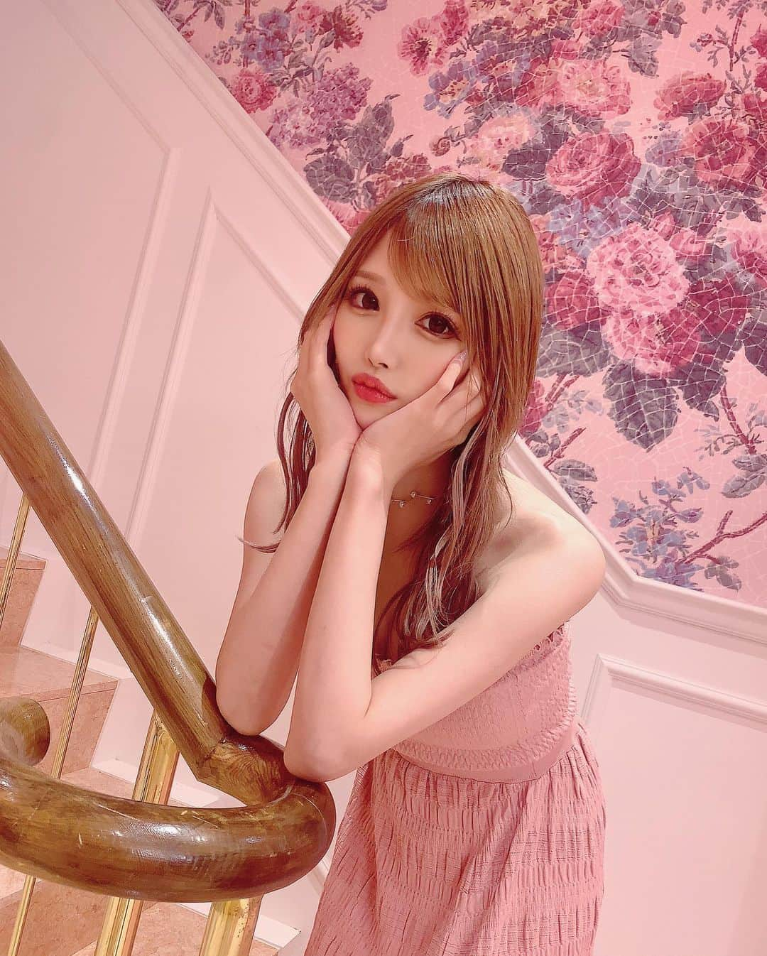 桜咲乃愛さんのインスタグラム写真 - (桜咲乃愛Instagram)「PINKな日💓💓💓😘  @emiriawiz_official  のワンピースとサンダル💓✨ どっちもかわいいー🥰♥️♥️♥️  #コーデ#ピンクコーデ #ピンクワンピ#ロングワンピ#リゾートコーデ #サンダル#美脚#ウエーブ巻き #salondelouis2」7月19日 4時22分 - noasama1101