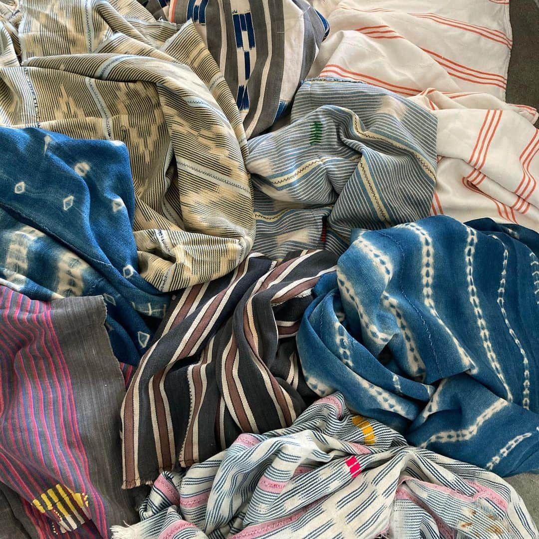 カレンザンボスビンテージクチュールのインスタグラム：「So inspired by the new fabrics I have found. Stay tuned for the KZ one of a kind pieces that will be created from these! #karenzambos #oneofakind #vintage」