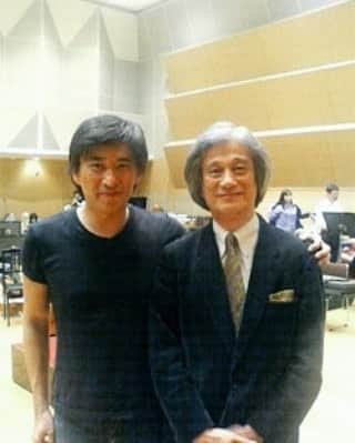 藤岡幸夫のインスタグラム：「《毎週日曜日はマエストロの想い出》 飯守泰次郎先生とのお付き合いは２０年以上で今でも８０歳とは思えないほどお元気。先生の音楽は濃密な響きで魂を揺さぶる。ラヴェルの美女と野獣を連弾した時は僕が野獣だったのに、先生の弾く獣のような美女に襲われて全部持っていかれてその凄さを体感‼️いやはや… ７月に飯守先生は大阪フィル定期に初登場‼️ (関西では他の楽団の指揮をしないのが不文律で個性を保ってるので珍しい)。聴きに行きたいなぁ😁  TwitterとFacebookでの日替わりメニュー投稿をTwitterのモーメントで御覧になれます。 (月)私的名曲案内 (火)邦人作曲家の話 (水)クラシック色々 (木)オペラの話 (金)マニアックな話 (土)クラシック以外の音楽 (日)マエストロの想い出」