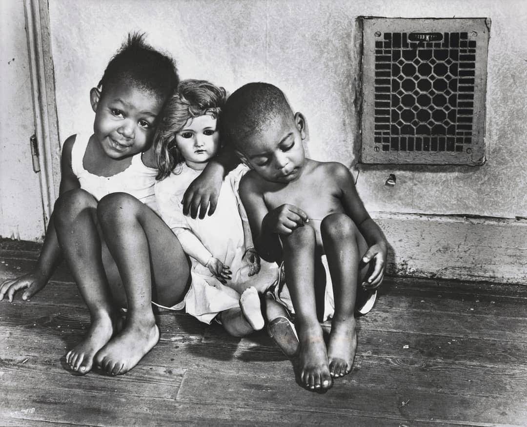 のインスタグラム：「“My children’s needs are the same as your children’s. I too am America. America is me.”  #GordonParks wrote these words in 1968 in the pages of Life, where he was the magazine’s first African American staff photographer.  “For more than a quarter-century,” curator @thesarahmeister writes, “he contributed photo essays that challenged stereotypes, and articles that provided much-needed insight into a Black man’s perspective for the magazine’s mostly white readers.”  Discover how Gordon Parks grappled with the complexities of Blackness in a white-dominated world in our #MoMAVirtualViews at mo.ma/gordonparks or the link in our bio. ​--- [Gordon Parks. “Children with Doll, Washington, D.C.” 1942. Gelatin silver print. © 2020 Gordon Parks Foundation] @gordonparksfoundation」