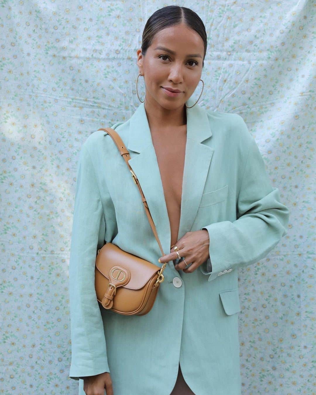 ジュリー・サリニャーナのインスタグラム：「bonjour from me & #diorbobby 🌼 @dior #suppliedbydior」