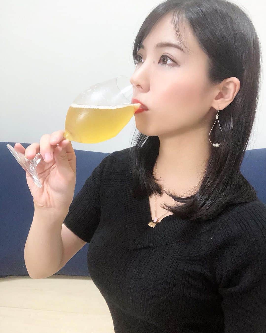 のインスタグラム：「ROCOCOTokyoWHITEというラグジュアリービールをいただきました🍺✨✨﻿ ﻿ 高級飲食店でしか仕入れてないビールをコロナ中特別に販売してるらしー🥰🥰﻿ 濃厚な味わいで、クラフトビールみたいなかんじだけどご飯にも合わせやすい💖 ﻿  #ラグジュアリービール　#ROCOCOTokyoWHITE #クラフトビール#craftbeer#wine#ビール#ワイン#beef#お酒好きな人と繋がりたい #シャンパン#ワイン女子#followme#follow#美味しい#お酒#グルメ#グルメ好きな人と繋がりたい #お酒好き女子 #グルメスタグラム#ビール好きな人と繋がりたい#follow#followforfollowback #followme」