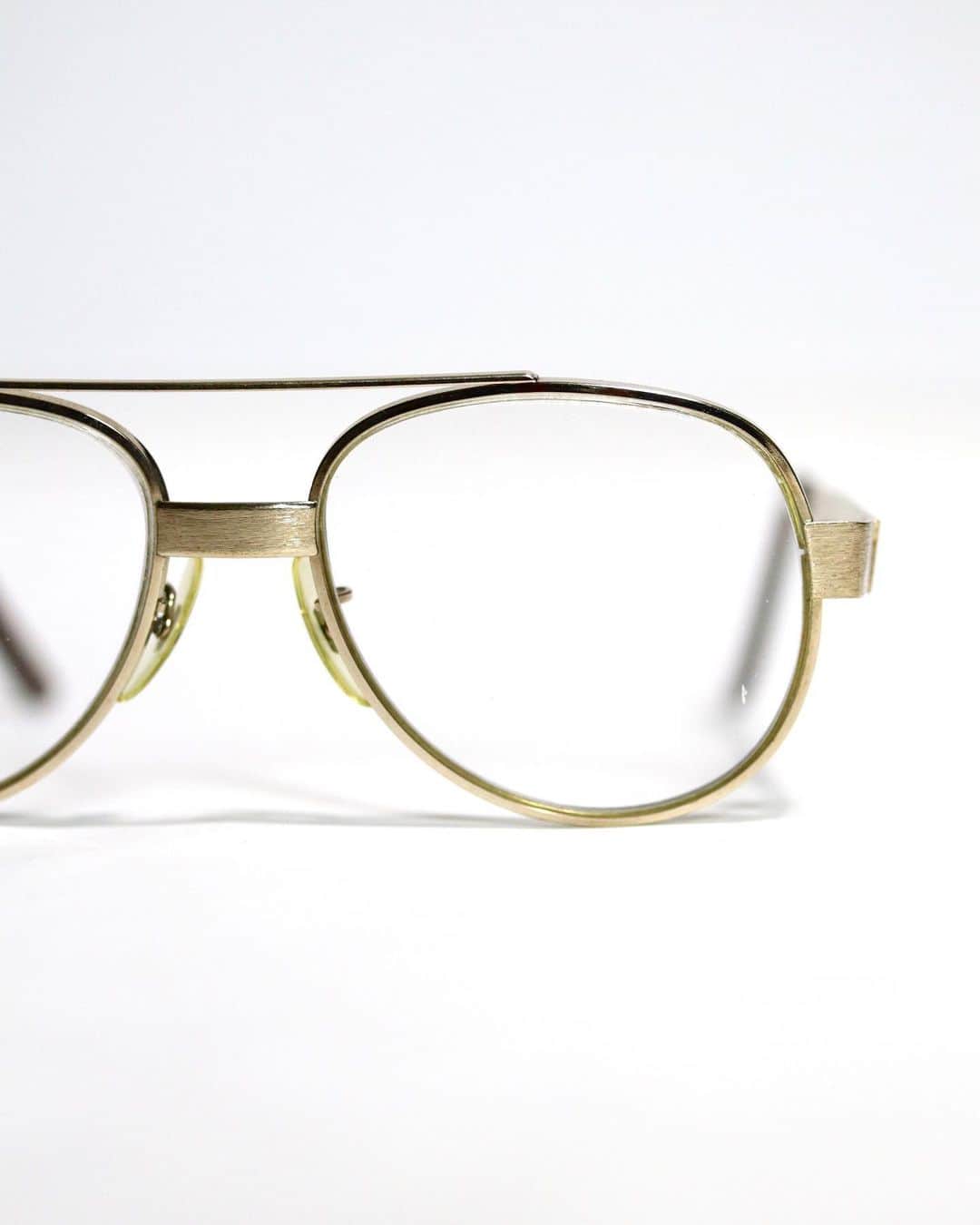 DoLuKEのインスタグラム：「世界最古の眼鏡ブランドと知られる「American Optical」重厚感のある希少なセミオートフレームのヴィンテージグラス。あまり流通の無いモデルかと思います。昨今のブラックカルチャーにも適用するトラディショナルブランドのアイウェア。﻿ ﻿ ﻿ ﻿ #DoLuKE」