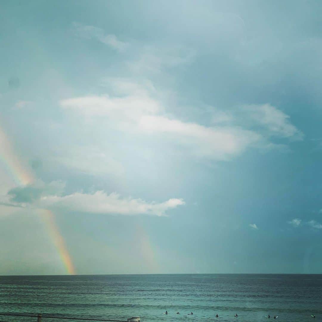 大河内奈々子さんのインスタグラム写真 - (大河内奈々子Instagram)「・ 連日の雨の合間に虹🌈 とっても幸せな気分に🧡 ・ うっすらとWレインボーです！ 見えるかな？ ・ 自然が作るもののパワーをこんなところからも感じました🥰 ・ 息子が 「虹はユニコーンのお土産」 という話しをしてくれました。 なんだか可愛い話にますます穏やかな気持ちに😊 ・ #レインボー #wレインボー #虹 #しあわせなひととき #いつもの帰り道が少し違って見えた」7月18日 20時18分 - nanakoohkouchi