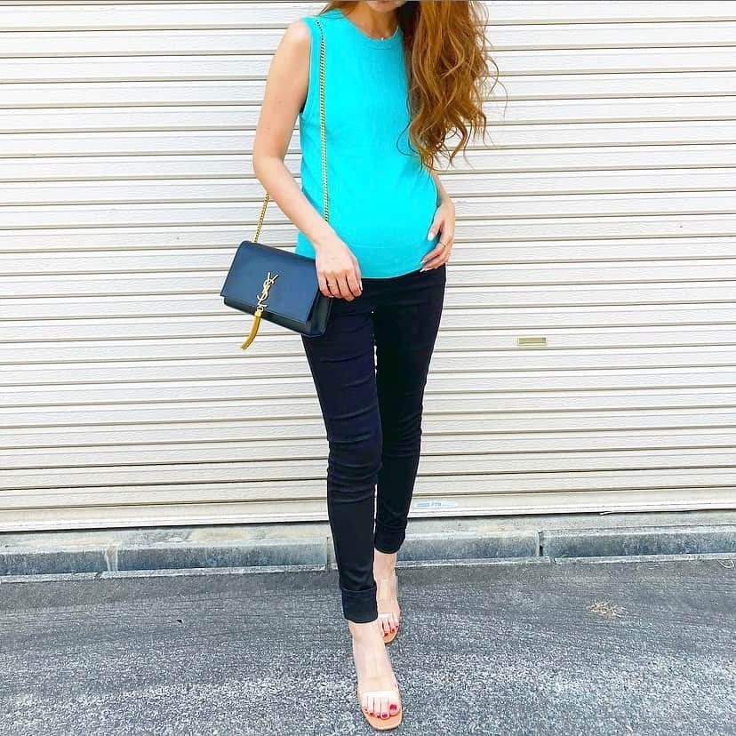のインスタグラム：「名古屋で旦那とフレンチディナーしてきたよ😃 お気に入りのターコイズブルーのニットで💙 正面からでもお腹めだってきた🥰 #ファッション#コーデ#コーディネート#シンプル#カジュアル#マタニティ#マタニティ記録#第三子#妊婦#ママ#ザラ#ユニクロ#マタニティコーデ #fashion#outfit#ootd#code#coodinate#simple#casual#baby#UNIQLO#zara#instafashion#instagood」