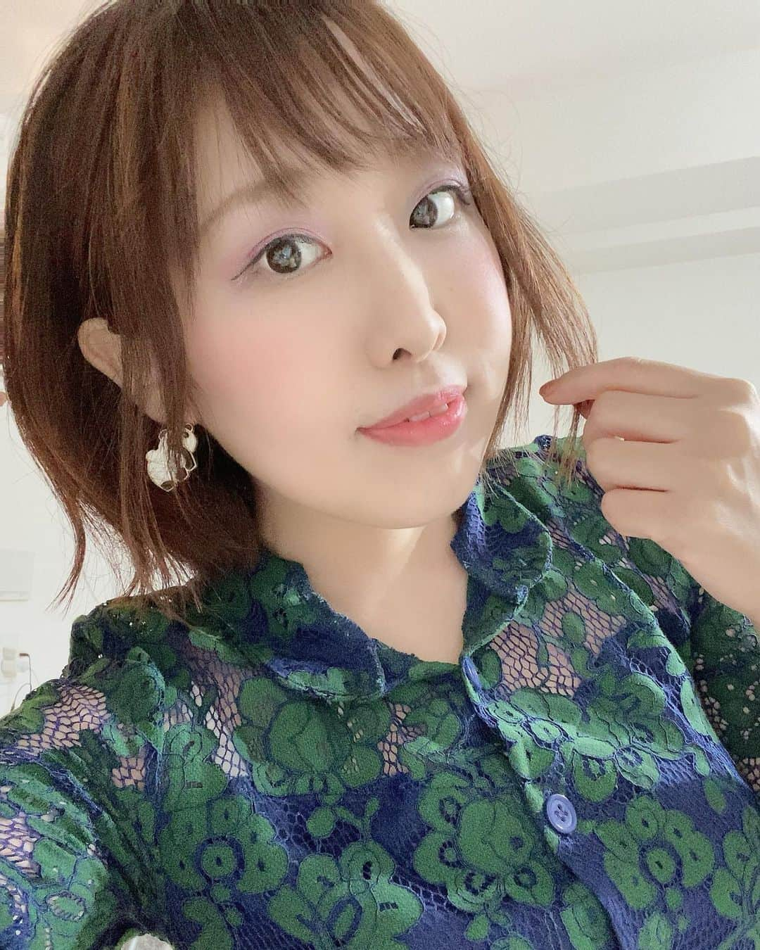 夏目亜季さんのインスタグラム写真 - (夏目亜季Instagram)「【髪きりました】  最近寒すぎる！ 7月ってこんなもんやったか？ 2020年は何かとおかしなことが続く🔥 さて、コロナでいつもいってる 世田谷の美容院は行けずだったので 前いったことのある町屋の美容室に いってきて、2月か3月以来の髪をバッサリ！ 外ハネも内ハネもできるボブにしてもらった。 前に町屋のここの系列にいったのは何年か前やけど覚えててくれて嬉しかった🐹  コロナで皆大変やから出来ることは荒川区で頑張ってる事業者さんに還元したいね🐰🐰🐭🐹  #荒川区議会議員 #ナチュラルハイセンス #ナチュラルハイセンスプラス #町屋美容院  #荒川区　#町屋　#荒川　#東尾久　#熊野前　#西尾久」7月18日 20時11分 - ochame_akichin