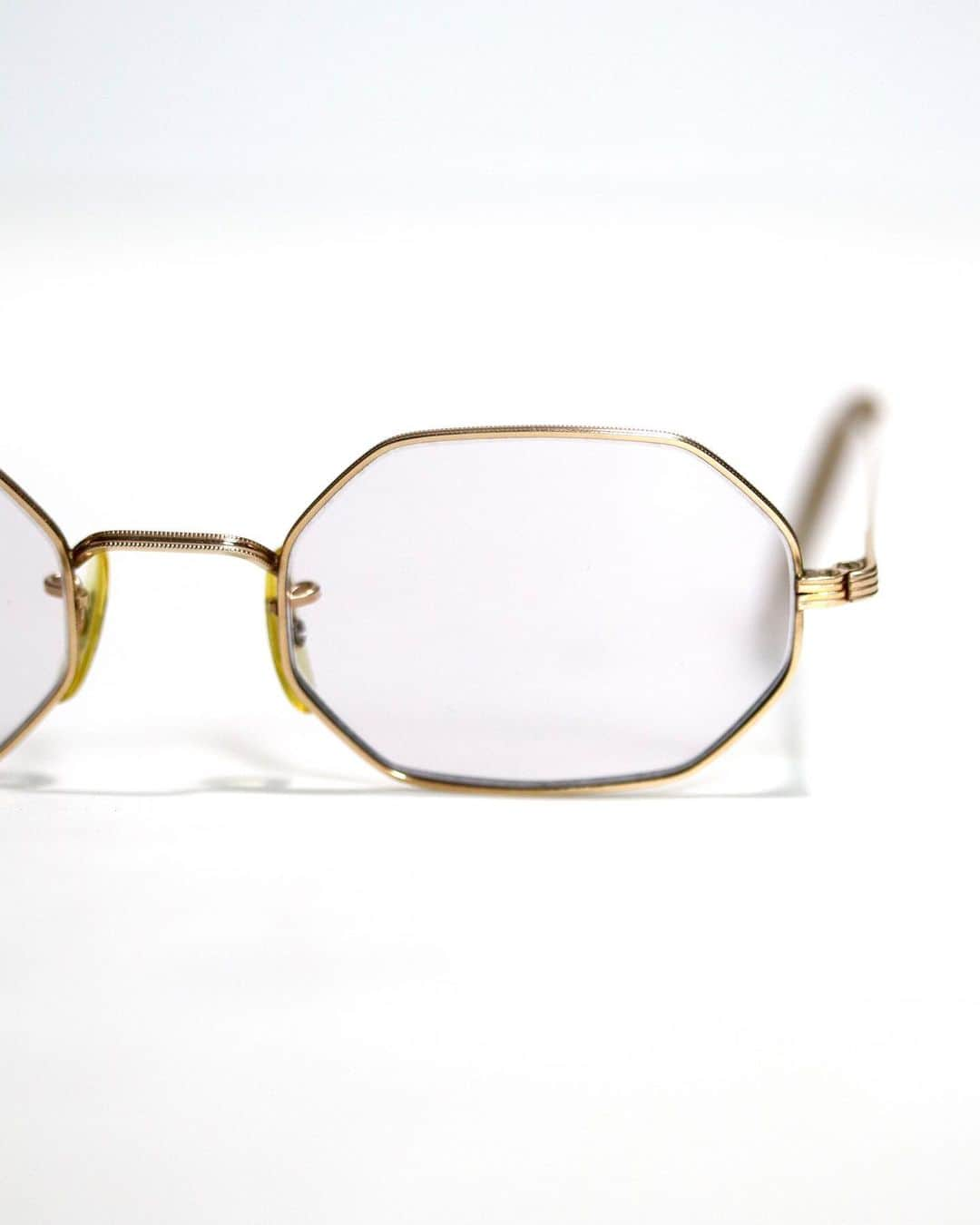 DoLuKEのインスタグラム：「世界最古の眼鏡ブランドとして知られる【1960~70's American Optical】の珍しい六角形レンズ、オパール型グラス。オクタゴン等とは違うほんのり個性の浮き出るフレームで、絶妙に洒落た雰囲気を醸しだすアイウェアではないでしょうか。﻿ ﻿ ﻿ ONLINE STORE UP﻿ 22時掲載予定﻿ ﻿ #DoLuKE」