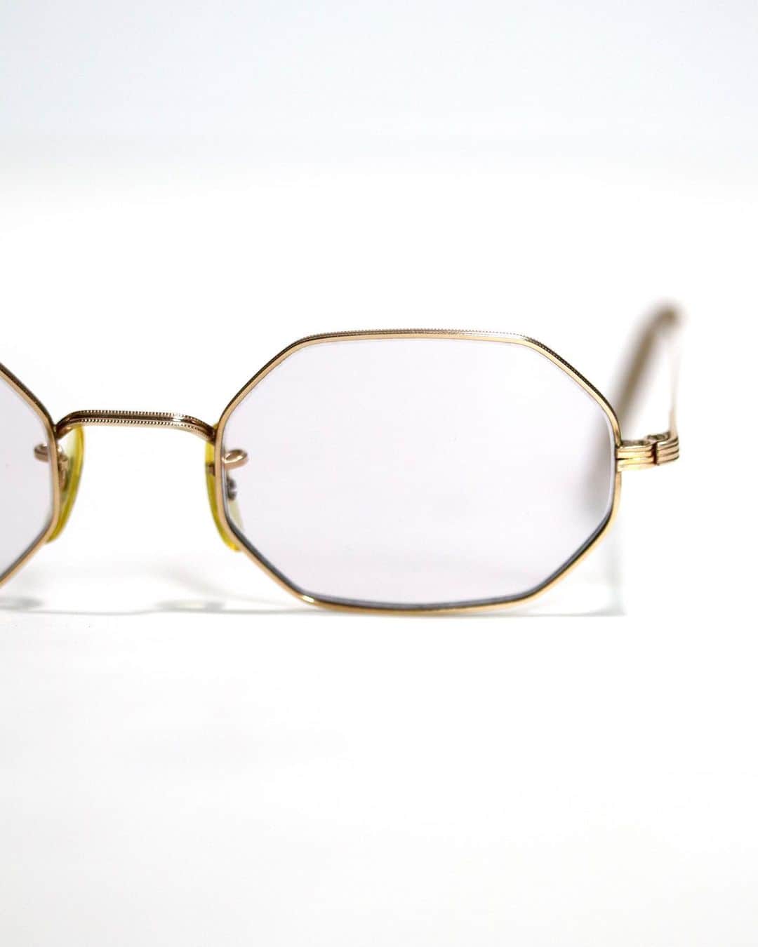 DoLuKEさんのインスタグラム写真 - (DoLuKEInstagram)「世界最古の眼鏡ブランドとして知られる【1960~70's American Optical】の珍しい六角形レンズ、オパール型グラス。オクタゴン等とは違うほんのり個性の浮き出るフレームで、絶妙に洒落た雰囲気を醸しだすアイウェアではないでしょうか。﻿ ﻿ ﻿ ONLINE STORE UP﻿ 22時掲載予定﻿ ﻿ #DoLuKE」7月18日 20時13分 - doluke_tokyo