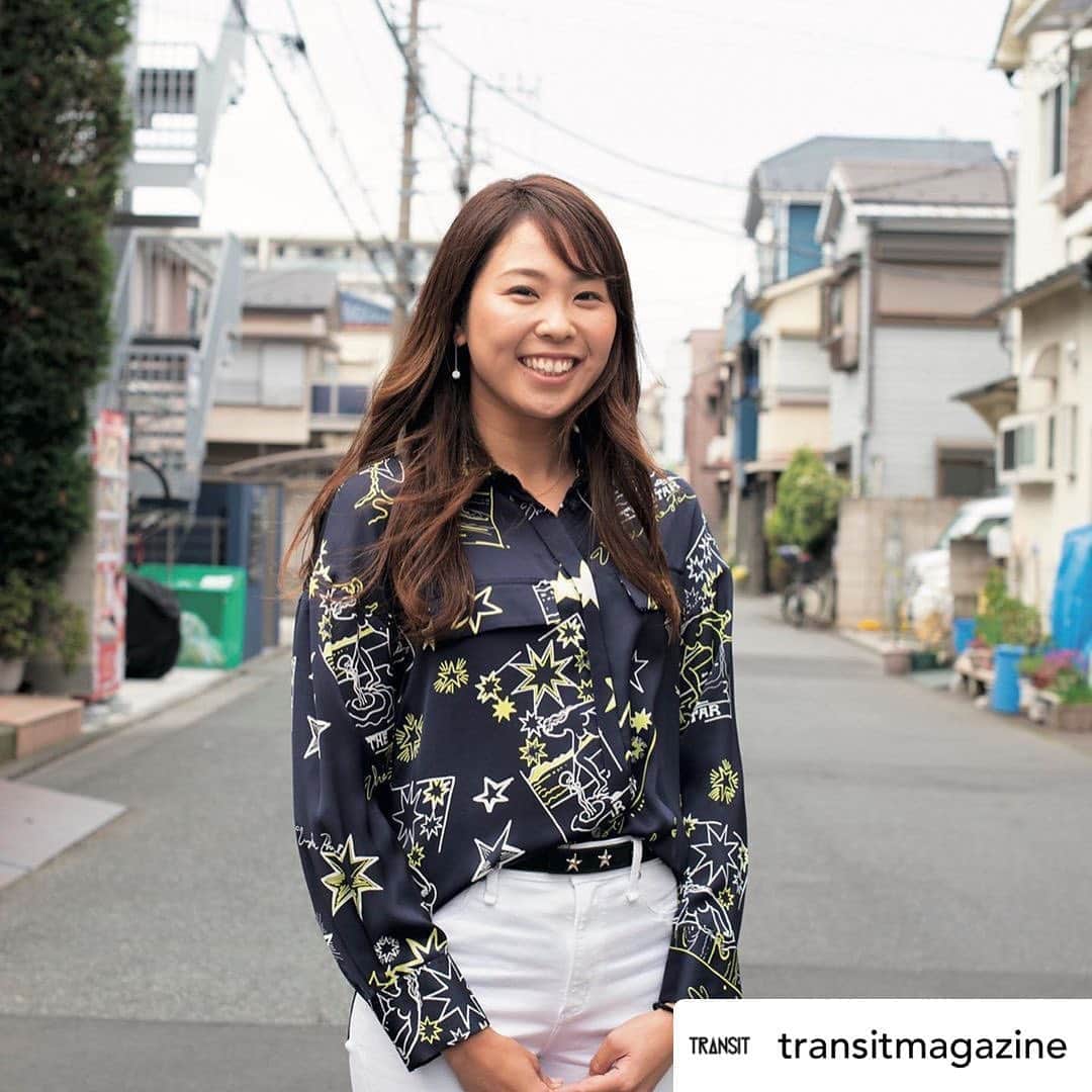 中山綾香さんのインスタグラム写真 - (中山綾香Instagram)「Posted @withregram • @transitmagazine Photo by Rui Yamazaki from TRANSIT48 ⠀⠀⠀⠀⠀⠀⠀⠀⠀ 【中山綾香/プロゴルファー】 彼女が初めて海外に目を向けたのは、高校 2 年生の頃だった。 「小学生のときにゴルフを始め、中学、高校とゴルフ部に所属しました。はじめはプロになるなんて思いもしなかったのですが、高2になって、新入部員たちの存在に刺激を受けたんです。もっとゴルフを真剣にやりたい、と思った。そこからは早かったですね。数日後には親に“留学したい”とプレゼンしていました(笑)」 ⠀⠀⠀⠀⠀⠀⠀⠀⠀ 今は、練習で定期的にタイを訪れるので、現地のキャディとコミュニケーションをとるために「英語の次はタイ語を勉強中!」というなのだとか。 （p9「STARTING POINT 01」より） ⠀⠀⠀⠀⠀⠀⠀⠀⠀ #STARTINGPOINT #旅の出発点 #プロゴルファー #中山綾香 #travel #travelphotography #transit #transitmagazine #golf #golfer #instagolf #ゴルフ#ゴルフ女子 #ゴルフスイング #golfswing #golflife #ゴルフコーデ」7月18日 20時13分 - ayaka.nakayama.japan
