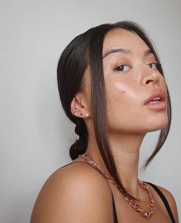 のインスタグラム：「It's (rose) golden hour somewhere 🌹⁠ ⁠ #oreliajewellery #rosegold #earstack #earparty」