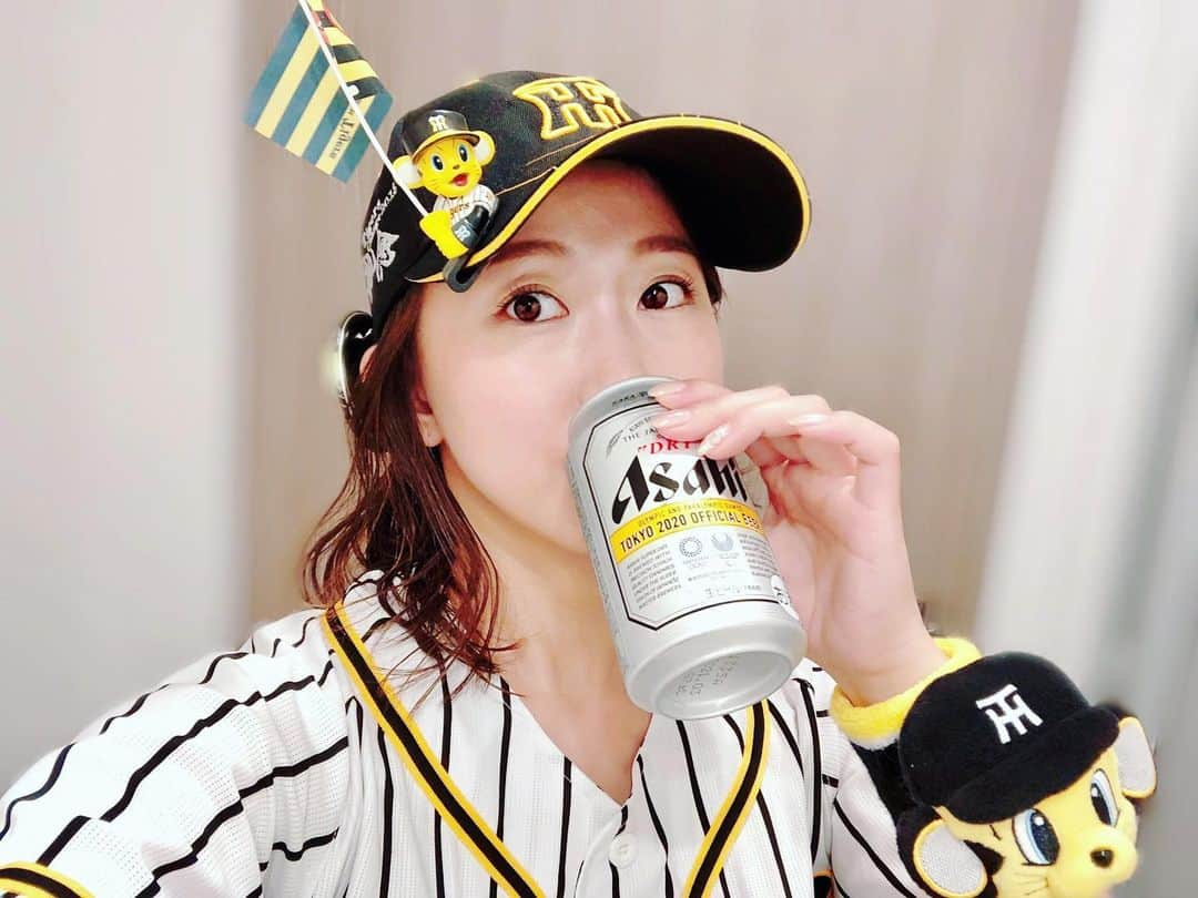 津田麻莉奈さんのインスタグラム写真 - (津田麻莉奈Instagram)「最高にビールがすすむ試合🐯🍺 ⁑ #念のため言います #自宅です #虎党 #虎エール #阪神ファン #阪神タイガース #hanshintigers  #レプリカユニフォームは1番 #鳥谷さん #移籍後初ヒット #おめでとうございます #鳥谷さんのご活躍も嬉しいです #昨日通販で阪神グッズポチった #届くの楽しみ #なんぼでもほしなる #とりあえず早めに言いますね #とらほーーーーーー #とらほーーーーーーー #まりなる #津田麻莉奈」7月18日 20時23分 - tsudamarinal