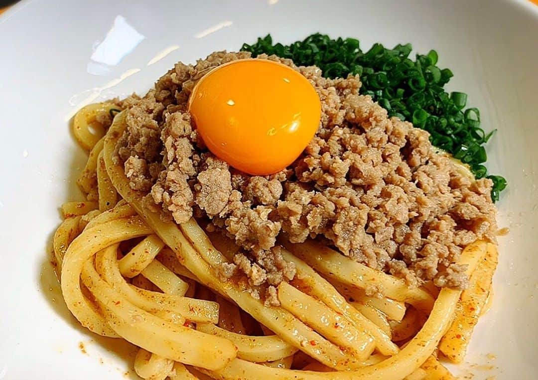 川島章良さんのインスタグラム写真 - (川島章良Instagram)「. . .  今回作ったのは『肉みそうどん』です。  カドヤさんのホームページに載っている肉みそうどんを  自分なりに少しアレンジしました。  肉みそうどん旨いです。  ピリ辛でとまらないです。  材料  ・冷凍うどん  一個 ・だしパック　半分 ・豚ひき肉 100g ・みそ  大さじ1 ・純正ごま油濃口  大さじ ・青ねぎ(小口切り) 1/4束分 ・おろしにんにく 小さじ1 ・純正ごま油濃口  大さじ1 ・しょうゆ  小さじ1 ・一味唐辛子  お好み  ちょっと調味料多いですが旨いのであしからず  作り方はYouTubeのかわだしクッキングを見てください  だしパックダイエット本もよろしくお願いします。  #かわだしクッキング  #だしパック #だしパック料理研究家  #肉みそうどん #うどん #黄身 #出汁 #肉うどん #油そば」7月18日 20時25分 - hannyakawashima