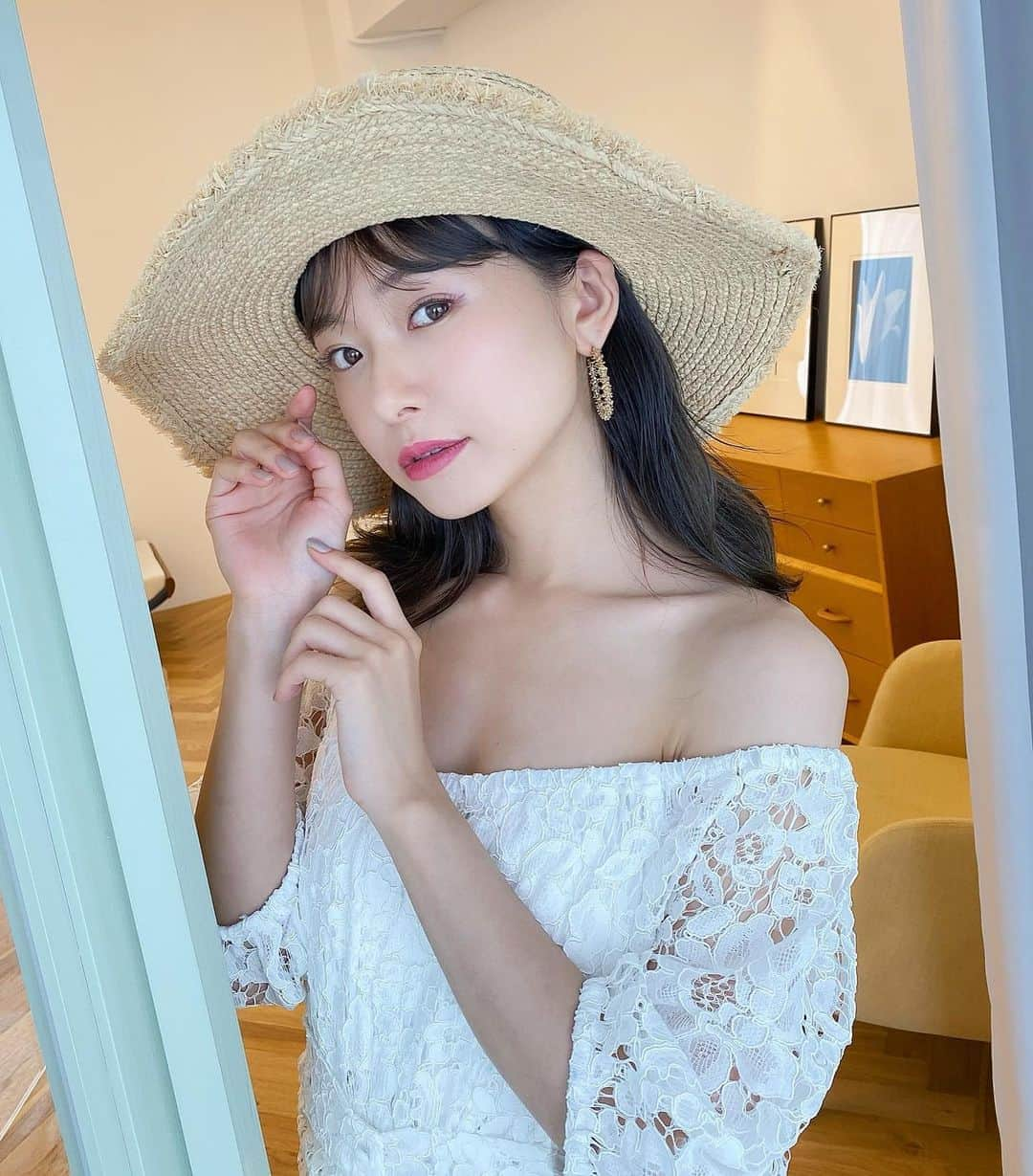 西川瑞希（みずきてぃ）さんのインスタグラム写真 - (西川瑞希（みずきてぃ）Instagram)「これからの真夏にもぴったりな清潔感のあるホワイトカラー🌻発売中のセレクトのハットと合わせました！ . ゆる〜んと、お散歩したくなる☺︎ . @cheriemona_official 【7月23日18:00〜発売予定！】 . #cheriemona #onepiece #newarival #夏コーデ #ワンピース #ホワイトカラー #レース」7月18日 20時33分 - mizuki_nishikawa_