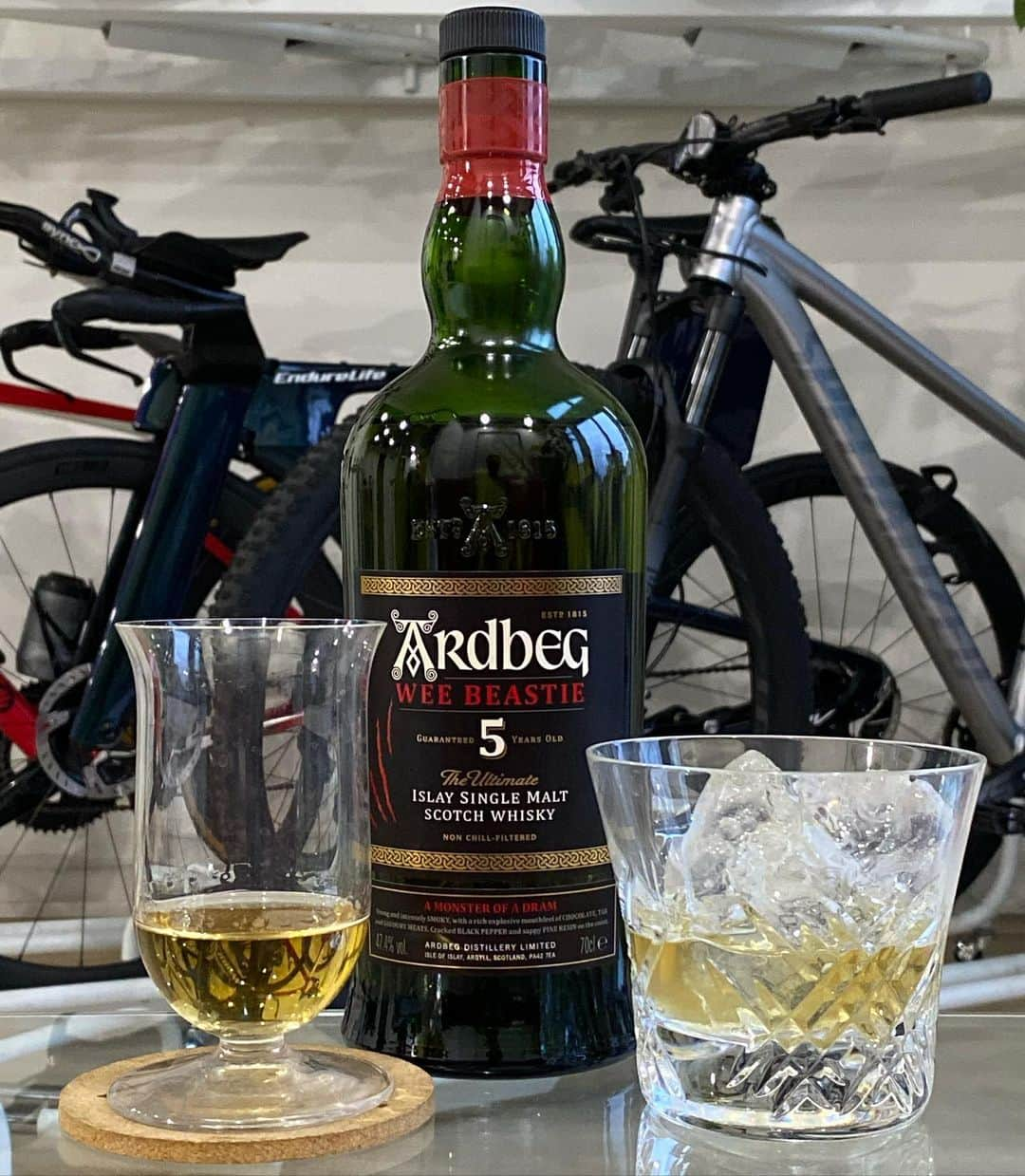 竹谷賢二さんのインスタグラム写真 - (竹谷賢二Instagram)「#ten 飲み干したので #ardbeg 新作 #weebeastie をラベル買い、黒赤白に金とくれば #仕方ない仕方ない 。 テンほどのテクスチャとボディはないがやはりアードベッグ、鼻でスモーキーな香りをくぐり抜けたら、舌で甘さを舐めたと思ったら、喉からそれはそれは辛いスパイシーさが大爆発。ストレートで飲めば余韻も楽しめるが、割るのはNG、バランス崩れて粗が目立って愉しめない。 いろいろとんがってはいるけど薄さもかんじるので夏ならいいけど、秋冬ならばやっぱりテンかな。 #独り言」7月18日 20時33分 - tktakeyakenji