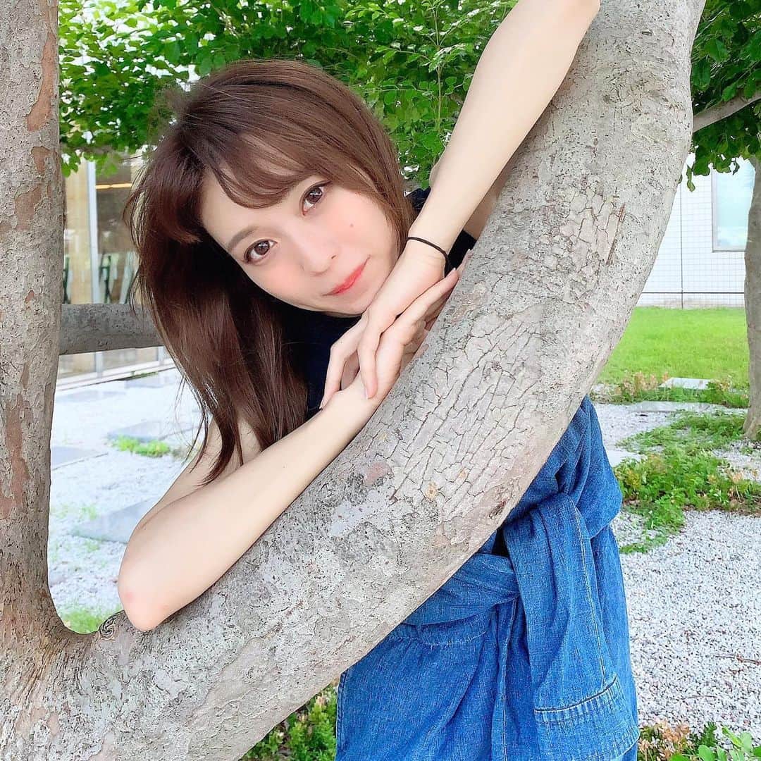 のインスタグラム：「お待たせしました！！💕 . 前ストーリーでアンケートとった お肌の角栓をとって潤いを届ける「あれ」💕 . PRとして受けて めちゃくちゃよかったので詳細載せました❤ . 男女共に使えるのでとってもオススメ❤ . . んでさ、んでさ、 このポーズ結構しんどかった🥰笑w （右肘の辺り2箇所蚊にさされてるしw） . . #ナチュラルメイク #ノースリーブ #夏コーデ #ミディアムヘア #ミディアムロング #fashion #fashiongram #osaka #毛穴ケア #美顔器 #美容垢 #ファッション #ファッション部 #makeup #ストーリー #蚊 #ムヒ欲しい #めっちゃ痒い」