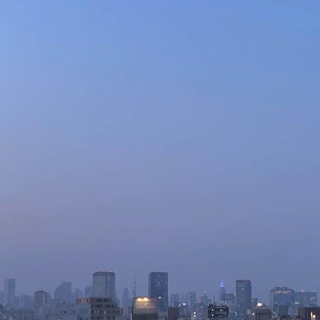 のインスタグラム：「雨ばっかり🥣🧢🏙」