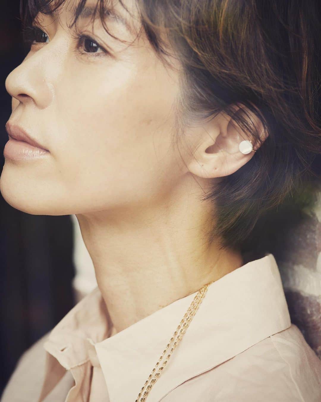 畑野ひろ子のインスタグラム：「イヤーカフは、ピアスとはまたちがう雰囲気で楽しめる。 @selestory40 のロングネックレスとセットのイヤーカフ😌 📷渡辺謙太郎」