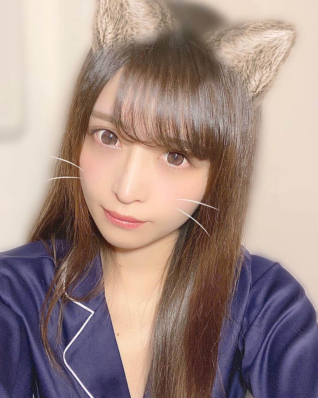 のインスタグラム：「ฅ^•ﻌ•^ฅ↑の♥と右上の🔖しおりマーク【２つ】タップして下さったら教えて下さい🥺💗﻿ ﻿ ﻿ ☝️🏻２つのタップ後、﻿ 絵文字コメントもぜひです🙇🏻‍♀️﻿ 夢を見ずにぐっすりねれる方法を知っていますか⁉️﻿ 教えてください！✍🏻✍🏻✍🏻（返信させて下さい🙇🏻‍♀️）﻿ ﻿ ⬇️⬇️⬇️本日の文章はもう少し下にあります⬇️⬇️⬇️ ﻿ ﻿ ﻿ ﻿ ​───────​─❌❌❌───​──────﻿ ・ネット上胡散臭くてごめんなさい﻿ ・写真は奇跡の一枚で、実物はどぶねずみです﻿ ・ぴちゅという名前で呼ばれています﻿ ・声非常に低く、クシャミは驚かれるレベルです﻿ ​───────​─❌❌❌───​──────﻿ ﻿ 動画は計４００万、﻿ フォロワー計１４万名、インスタは４４,０００名になりました。﻿ 本当に嬉しいです。いつも誠にありがとうございます。﻿ よく言われるマイナスイメージ❌は👇🏻をご覧下さい。﻿ 最近も１,４００～５,０００名程の方々いいね、﻿ ２００～５００件程のコメントありがとうございます。（数枚除く）﻿ ﻿ ✱ストーリーやフィードでのタグ付けも嬉しいです！﻿ いいねさせていただいております😭🙏🏻❤︎.*﻿ ﻿ ​───────​───────​───────﻿ ﻿ ﻿ ﻿ ⬇️⬇️⬇️やっと本日の本文です⬇️⬇️⬇️﻿ ﻿ ﻿ ﻿ ฅ•ω•ฅにゃ……。﻿ ﻿ ねこみみつければ良いと思っている者です ごめんなさい。﻿ ﻿ ﻿ 前もUPしたぱじゃまを😚﻿ ずーっと愛用しています。﻿ スワイプしたMovieのぱじゃまも﻿同じブランドさんで﻿ こちらはワンピぱじゃまなのです！﻿ ﻿ 最近は暑いのでこっちをよく着ています。﻿ 素材がテロテロで気持ち良い！ ﻿ ぱじゃま悩んでいる方には﻿おすすめですよん！﻿ レセプションも以前伺っているブランドさんで﻿ お気に入りです。ぱじゃま以外ももっています🤫㊙️へへ﻿ ﻿ 寝ている時はしめつけが嫌い！﻿ しめつけが少しでもあるぱじゃまは﻿ くるしい夢をみてしまうのです。。﻿ ﻿ ちなみに、﻿ 夢をあまり見ずにぐっすり寝られる方法ないでしょうか…🥺⁉️﻿ サイト調べましたがあまりなく… （書いてあるものは試せるもの試しました！）﻿ ﻿ レム睡眠とノンレム睡眠を人は繰り返すようですが﻿ 基本目をつぶっている時ずっと目玉がグルグル動いていて﻿ 浅い睡眠が続いています🥺﻿ これで深い眠りになれた！という情報お待ちしております！﻿ . ⚠️3枚目の動画は閲覧注意⚠️ ​﻿ ﻿ ​───────​───────​───────﻿ ﻿ Tiktokアプリでpichu921のフォローをお待ちしています。 （フォロー後ぜひ教えてください！）﻿ 変顔ばかりですが…🤮﻿ ３万名の方フォローありがとうございます🙇🏻‍♀️﻿ こんな動画みたい！などあれば教えてください！﻿ チャレンジします🙇🏻‍♀️﻿ ﻿ pajamas﻿ ravijour ﻿ ​───────​───────​───────﻿ ﻿ ※先日の9このコラージュ画像投稿に、﻿ 🏅会社、サイバーエージェントや﻿ ABEMA（AbemaTV）でいただきました﻿ 表彰🥇、❌反省点、﻿ 仕事について記載しております。﻿ その左上画像投稿は﻿ いいね４,６００名コメント４６０件、﻿ ありがとうございます😞🙏🏻❤︎.*﻿ ﻿ ​───────​───────​───────﻿ ﻿ 「仕事内容＆－１２㌔ダイエットについて」は﻿  @pichu921 を押してプロフィールを参照下さいませ🙇🏻‍♀️﻿ 「よくいただく質問」や「マイナスイメージ❌」﻿ については、インスタのプロフィール下の﻿ ハイライトタイトル【🚹❌質問へ】へ🙇🏻‍♀️﻿ ﻿ ​───────​───────​───────﻿ ﻿ 🔔通知がすぐに届く方法🔔﻿ @pichu921 を押して【メッセージ】の横の﻿ 【フォローする】を押すと【フォロー中▽】となり、﻿ ここをもう一度押すと【お知らせ】があります。﻿ そのチェックを全てONにすると、﻿ 通知が届くようになります☑️﻿ 早いコメントは基本返信させていただいております。﻿ ぜひ、お待ちしております🙇🏻‍♀️ ﻿ ﻿ ​───────​───────​─────── ﻿ ﻿ ※実はいいねしてくださった方の投稿を、﻿ たまにいいねさせていただいております…🤫㊙️﻿ ﻿  #おうち時間 #オシャレ になりたい#japanesegirl #love #beauty #かわいい ぱじゃま#ootd #picoftheday #instafashion #パジャマ #girl #セルカ #自撮り #自撮り女子 #インフルエンサー #インスタグラマー ではない#selfie #ファッション #女子 #instagramer ではない#instagood #fashion #instalike」