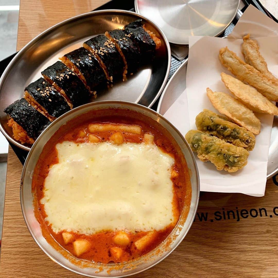 のインスタグラム：「【池袋　シンジョントッポッキ】 韓国の人気トッポッキ店が日本上陸🤤 ㅤㅤㅤㅤㅤㅤㅤㅤㅤㅤㅤㅤㅤ 🏠#池袋　#シンジョントッポッキ 🚶‍♂️池袋駅東口徒歩5分 📖チーズトッポッキまろやか味(¥800) 1人天ぷらセット(¥400) シンジョンチーズキンパブ(¥600) ㅤㅤㅤㅤㅤㅤㅤㅤㅤㅤㅤㅤㅤ 池袋にひっそりとオープンしたトッポッキ専門店！  タレが韓国のカップラーメンのあまじょっぱい味する！トッポッキは細めのやつが量結構入ってた！ タレがお菓子みたいな味でいい。 まろやか選んだけど少し辛かった。  チーズキンパがうまい！めっちゃ辛いけど味が良い！ 太くて食べ応えあり！ ただほんとめっちゃ辛い！笑  天ぷらタレにつけて食べるとめちゃうまい 日本にない感じのさくさく天ぷら いとこんみたいなやつが一番うまかったし韓国来てるみたいで最高。 ㅤㅤㅤㅤㅤㅤㅤㅤㅤㅤㅤㅤㅤ 夕方に二人で食べたけど、軽食って感じでちょうどよかった。値段はトッポッキちょっと高いかなっておもったけど雰囲気込みでいいね！ 欲を言えば太めのトッポッキが良かったな笑  韓国人のお客さんはトッポッキに、キンパにコーラ飲んでた！やりおる。  店の雰囲気がほんとに最高 ほんと韓国って感じ。 知名度なさすぎてお客さん全然いない。 ㅤㅤㅤㅤㅤㅤㅤㅤㅤㅤㅤㅤㅤ あとテイクアウトしてる人がちょいちょいいた。 ちなみにお酒は置いてないよ！ こうゆう清潔感あっておしゃれで入りやすい韓国のお店が池袋にできたのまじ嬉しい。  気軽な韓国デートにもいいかんじ。  東京都豊島区東池袋1-23-9 スタック池袋3F  11:00～20:00(L.O.19:45)」