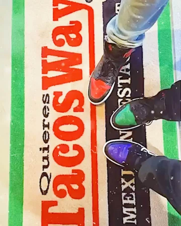 DJ SOULJAHのインスタグラム：「Which Colorway of #AJ1  Do you like the most? 🍎 or 🥝 or 🍇   ☎️ 1-900-Hustler Freestyle ✍️ @wise_official & @tarantula_mc ⛳️ @mine_stacks & @djsouljahpcuts .」