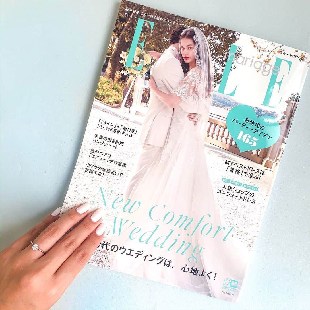 Cafe Ringさんのインスタグラム写真 - (Cafe RingInstagram)「「 ELLE mariage No.37 」に掲載﻿ ﻿ 今号のエルマリアージュ @ellemariage は「コンフォート婚」がテーマ👰﻿ ﻿ コロナ禍があって、ウエディングにも新しいスタイルが生まれています。﻿ 特集では、CAFERINGのサンプルリングをお貸出して、自宅でリング選びが出来る「おうちCAFERING」のサービスが紹介されました。﻿ おうちCAFERINGは、ショップまで行くのが遠い、忙しくてなかなか時間が取れないというカップルにとても好評をいただいています💍﻿ ﻿ 他にも、ドレスのバーチャル試着やオンライン結婚式のアイデアも載っていましたよ❣️﻿ ﻿ 幸せな気持ちが膨らむウエディングドレスやパーティーの最新トレンドが満載の「エルマリアージュ」チェックです✨﻿ ﻿ ﻿ ➡️「おうちCAFERING」﻿ ご希望の方には試着をしながら、オンラインでのご説明・ご案内もさせていただきます。﻿ 詳細はオフィシャルサイトのNEWSページよりご確認ください。﻿ ﻿ ﻿ CAFERING 銀座本店 / 全国正規取扱88店舗  #CAFERING#カフェリング #銀座#プラチナ﻿ #おうちCAFERING﻿ ﻿ #ellemariage#エルマリアージュ#結婚指輪#婚約指輪#マリッジリング#エンゲージリング#プレ花嫁#結婚準備#婚約#ウエディングドレス#結婚式#コンフォート婚#大人花嫁#トレンド#おしゃれ花嫁#モード花嫁﻿」7月18日 20時50分 - cafering.platinum