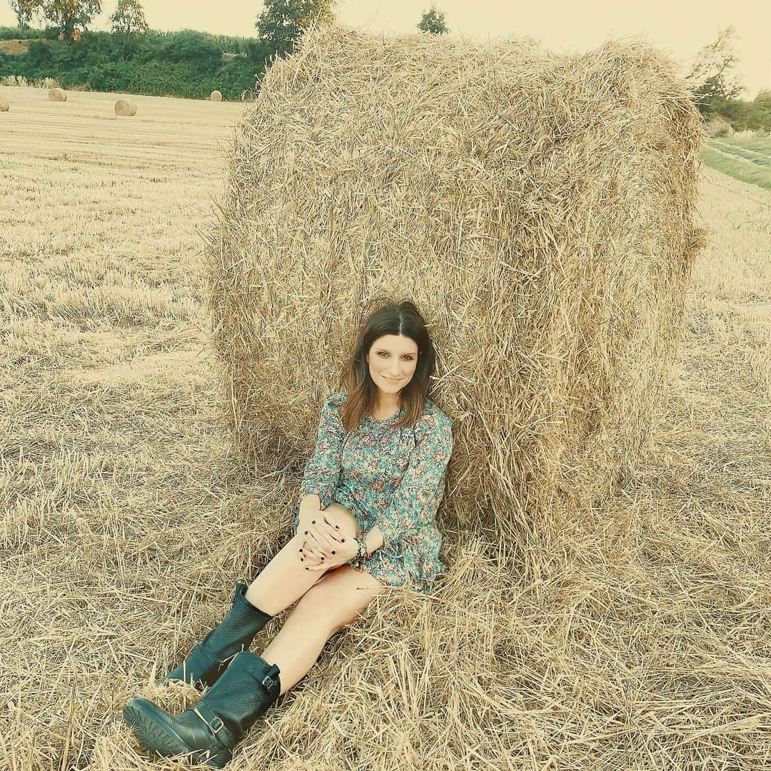 ラウラ・パウジーニさんのインスタグラム写真 - (ラウラ・パウジーニInstagram)「Castelbolognese (Ravenna). È tornato il sole finalmente e sono corsa nel mio campo di grano, prima che le balle di fieno vengano portate via... amo questo profumo, questo silenzio, questi colori. Sono le mie radici, la mia infanzia e il mio futuro.  Por fin ha vuelto el sol y he corrido a mi campo de trigo antes de que quiten las balas de heno... amo este perfume, este silencio, estos colores. Son mis raíces, mi infancia y mi futuro.  Finally the sun came back and I went into my corn field, before they took away the hay bales... I love this perfume, this silence, these colors. They’re my roots, my childhood, my future.  Finalmente o sol voltou e corri ao meu campo de trigo antes que tirem os fardos de feno... eu amo este perfume, este silêncio, estas cores. São as minhas raízes, minha infância e meu futuro.  Le soleil est enfin revenu et j’ai couru dans mon champ de blé avant que les boules de foins soient emportées... j’aime ce parfum, ce silence, ces couleurs. Ce sont mes racines, mon enfance et mon futur.  #Romagna #HayBales #Summer」7月18日 21時02分 - laurapausini