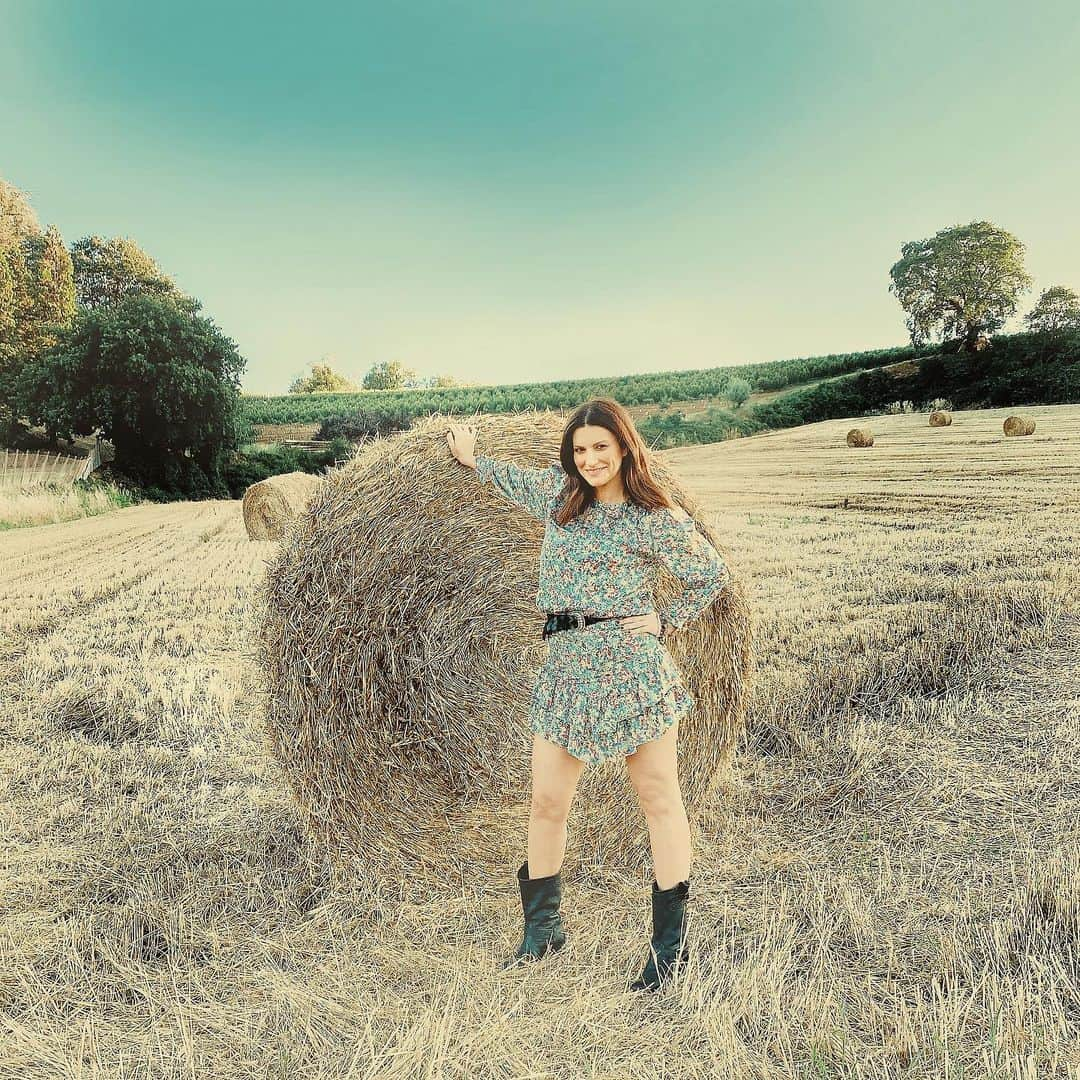 ラウラ・パウジーニさんのインスタグラム写真 - (ラウラ・パウジーニInstagram)「Castelbolognese (Ravenna). È tornato il sole finalmente e sono corsa nel mio campo di grano, prima che le balle di fieno vengano portate via... amo questo profumo, questo silenzio, questi colori. Sono le mie radici, la mia infanzia e il mio futuro.  Por fin ha vuelto el sol y he corrido a mi campo de trigo antes de que quiten las balas de heno... amo este perfume, este silencio, estos colores. Son mis raíces, mi infancia y mi futuro.  Finally the sun came back and I went into my corn field, before they took away the hay bales... I love this perfume, this silence, these colors. They’re my roots, my childhood, my future.  Finalmente o sol voltou e corri ao meu campo de trigo antes que tirem os fardos de feno... eu amo este perfume, este silêncio, estas cores. São as minhas raízes, minha infância e meu futuro.  Le soleil est enfin revenu et j’ai couru dans mon champ de blé avant que les boules de foins soient emportées... j’aime ce parfum, ce silence, ces couleurs. Ce sont mes racines, mon enfance et mon futur.  #Romagna #HayBales #Summer」7月18日 21時02分 - laurapausini