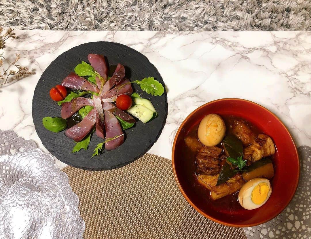 近藤夏奈のインスタグラム：「﻿ ﻿ ブタの角煮🐷かぼちゃ入り👩‍🍳🍽﻿ ﻿ 　﻿ ﻿ ハマチのカルパッチョ🐟 にかけるドレッシングは﻿ ﻿ オリーブオイルに﻿ レモン汁、塩胡椒、砂糖、おろしにんにくを﻿ 好みで入れて完成〜◎﻿ ﻿ ﻿ ﻿ #おうちごはん﻿」