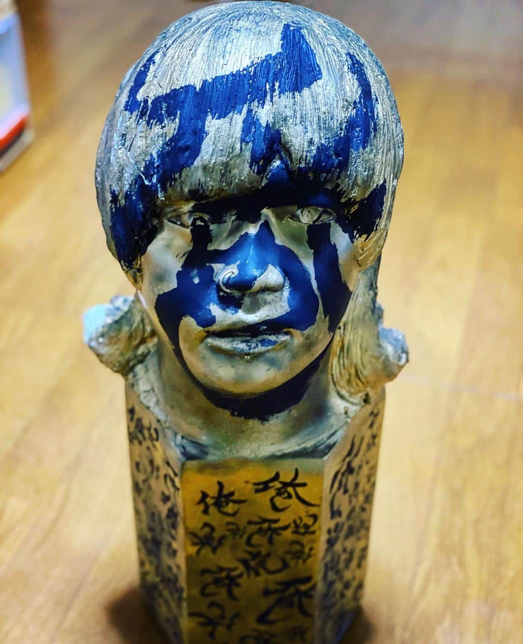 へきほーのインスタグラム：「「俺」  以前個展の時、俺の顔をかたどって作ってもらった像に書道したやつ  #アート  #像 #書道 #上手に書けたよ」