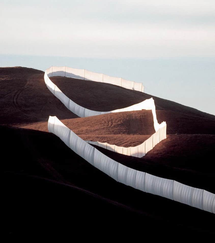 プロエンザスクーラーさんのインスタグラム写真 - (プロエンザスクーラーInstagram)「Through the divide Christo and Jeanne-Claude ‘Running Fence’ 1972-76」7月18日 20時58分 - proenzaschouler