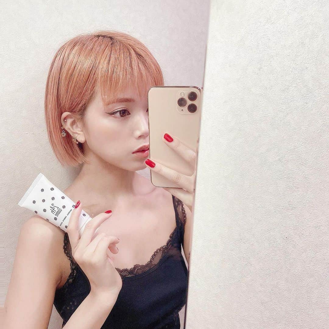のインスタグラム：「⚫︎⚪︎﻿ ﻿ 最近のお気に入りスキンケアをもうひとつ。﻿ ﻿ ﻿ Lemon Squareより頂いた﻿ 24h cosme @24hcosme の ナチュラルスムーススクラブ。﻿ スクラブの粒がソルトやシュガーじゃなくて﻿ 砕いたオリーブの種子だからしみない！﻿ 顔だけじゃなくボディにも使ってます。﻿ スクラブってご自愛感高くて好き〜〜 ﻿ ﻿ 今年はマスク生活で肌への負担がかなり大きく、 スキンケアやベースメイクを試行錯誤してます。 みんなもお気に入りのスキンケアや﻿ コスメがあったら教えてください❤︎ ﻿ ﻿ ﻿ @cchannel_girls @cchannel_lemonsquare #24hcosme #24hコスメ #ナチュラルスムーススクラブ #スクラブ #ボディケア #スキンケア #cchan_girls #lemonsquare🍋」