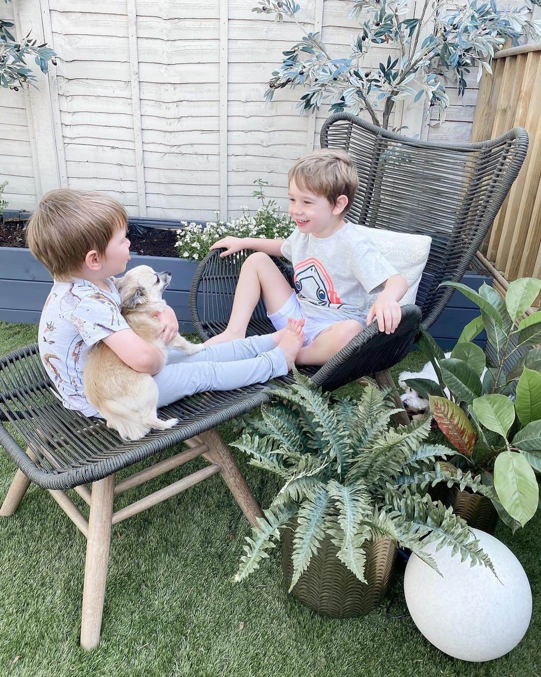 Nextさんのインスタグラム写真 - (NextInstagram)「The garden chair that has the whole family's approval 👏 📸 @katebowbow Tap to shop 🔎 Bali Garden Chair & Footstool: 906-930 Plant Pots: 252-967 Solar Sphere: 775-011 T-Shirts: 102-326」7月18日 20時59分 - nextofficial