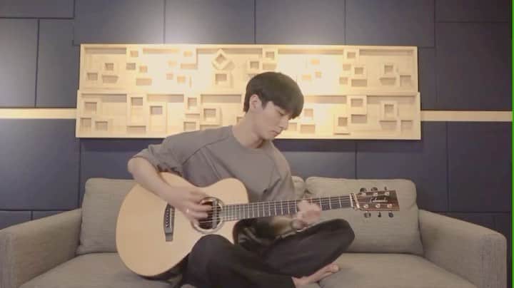 ユ・スンウのインスタグラム：「성하가 걸을까 연주해 줬어요.🙏🙏❤️ @theofficialsunghajung   https://youtu.be/P5XduOXYTR0」
