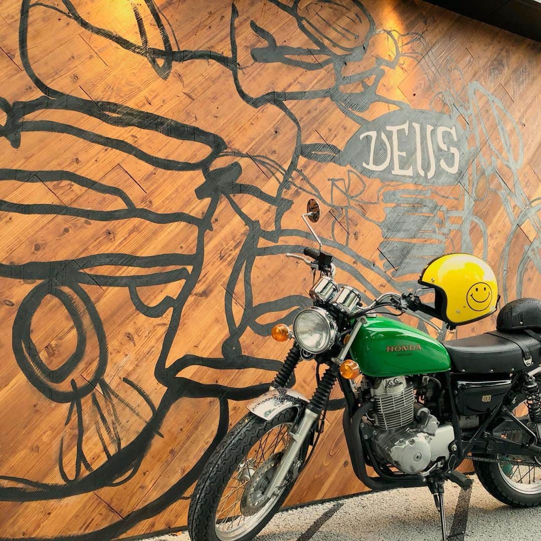 近藤廉のインスタグラム：「@deusresidence に遊びに行ってきました〜！！ いろんな話して、楽しい時間を過ごしました☺️ そして、大好きな @choshiteru さんにサインもらっちゃったー、やったー！！ ありがとうございました😌✨ #deus #deusexmachina #cafe  #bike #motorcycle #cb400ss #cb400four #buco」