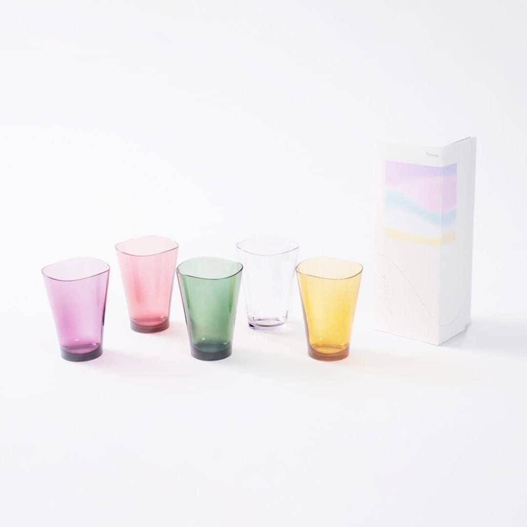 Otto Japan(オットージャパン) さんのインスタグラム写真 - (Otto Japan(オットージャパン) Instagram)「見た目はガラス。なのに割れないおしゃれなコップ  - - - - - - - - - - - - - - - - ★スタッフのおすすめ商品 ガラスのコップでひやっとした経験はありませんか？  「食器洗いで手がすべって」「子供が落として割れてしまった」など、日常にひやっするシーンが溢れています。  Plakiraのゆらぎタンブラーは見た目はガラスなのに、1000回落としても割れないというすごいコップなんです！  プラスチックのコップは飲み口が厚くて飲みづらかったり、食洗器で洗うことができなかったりと不便なところがありますが、ゆらぎタンブラーは飲み口が薄く、食洗器でも洗えちゃうんです！ 1000回落としても割れない素材でできているため、ガラスのコップだと危ない子供も安心。食洗器で洗えるのも、忙しい毎日で便利な嬉しいポイントです。  漂白剤も使えちゃうので、茶渋や黒ずみも落とせて、すっきり清潔な状態を保てます♪ - - - - - - - - - - - - - - - -  ◆もっと商品について知りたい方は写真をタップ！  ================= マイモットーの商品が気になった方は「#私のマイモットー」で教えてください。 素敵な投稿は @my.motto.jpで紹介させていただきます。 =================  #kitchen #キッチン #台所 #キッチン雑貨 #食洗器対応 #Plakira #器好き #コップ #タンブラー #暮らしを楽しむ #引っ越し祝い #テーブルウェア #グラス #日々の暮らしを楽しむ #丁寧なくらし #暮らしの道具 #スタイリッシュ #シンプルライフ #マイモットー #mymotto」7月18日 21時00分 - my.motto.jp