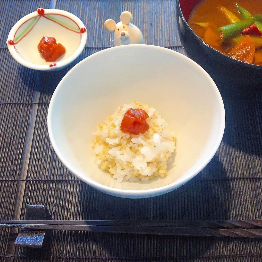 榊山敬代のインスタグラム：「🌾🇯🇵… ・ 最近 玄米がマイブームの巻 白米と玄米をhalf&halfにて  プチプチつぶつぶと 噛めば噛むほど甘く  時々酸っぱい梅干しさんと共に  #大変美味しゅうございました  白米さんのときは野菜が 食べたくなりますところ  玄米さんはお米のはずが おかずくらいのパワーで 玄米だけでごちそうご飯  そのかわりにスープのなかへ 野菜モリモリ加えてチャージ  しばらく玄米マイブームなり  さて今日は シーツ清め  睡眠タイムが楽しみなとき 今の季節はパリッと麻素材 のシーツがきもちよいとき  玄米も麻も日本古来からの 古き良き素材に気付くとき ・ ・ ・ ・ ・ #おうち時間 たのしもう週間 #おうち大好き #enjoyhome ・ ・  ・ ・　 #玄米  #梅干し #梅 #plum #Japanese #rice #ご馳走 #白米 #おうちランチ  #ランチ #lunch  #おうちごはん #和食 #カレー #curry  #カレースープ #food #土鍋ごはん#artist  #器  #kitchen #cooking #日本画家 の #お料理こんなもん」