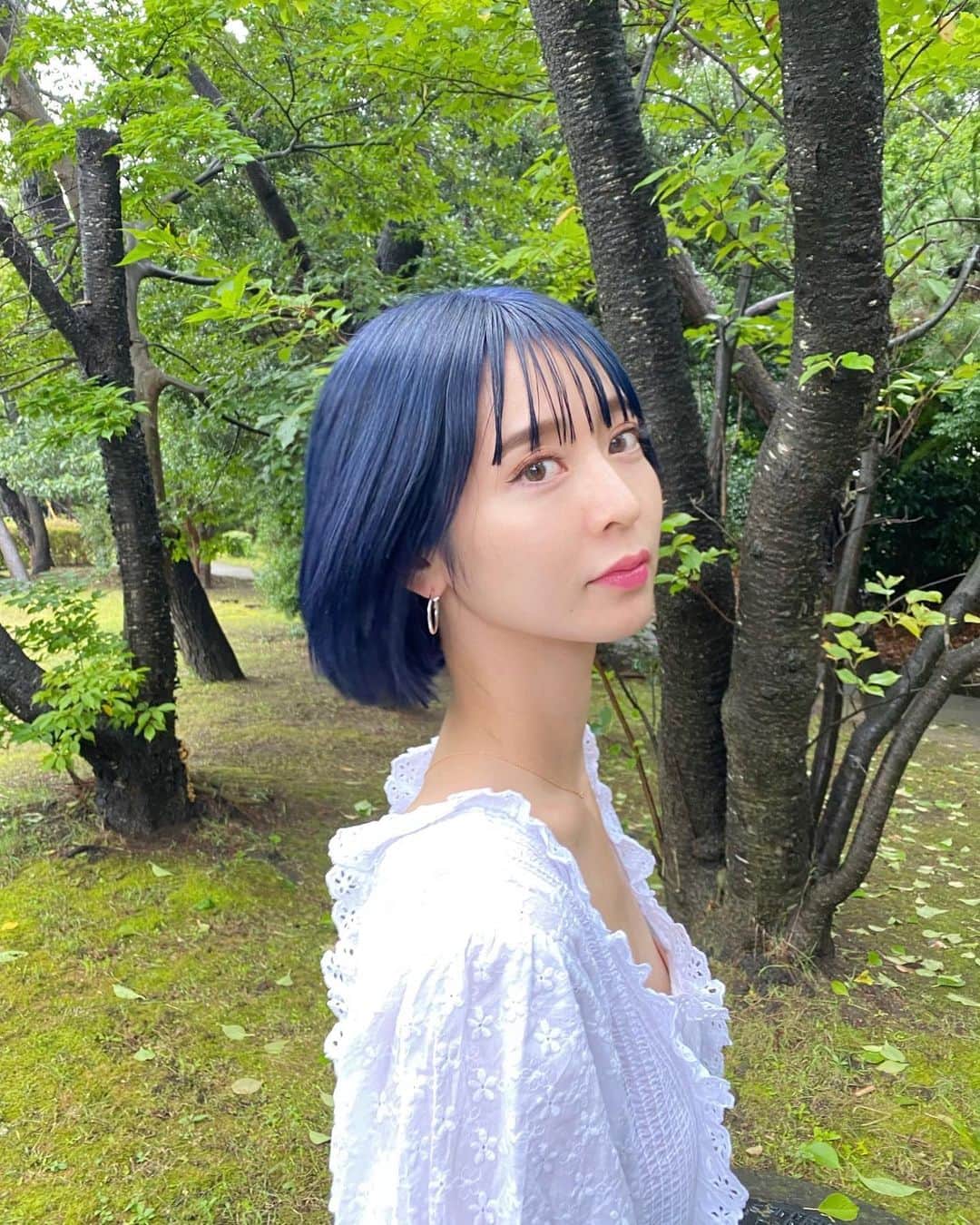 のインスタグラム：「ななんと、blueにしました🦋🦋🦋 虹プロきっかけに完全に韓国にどハマりしている影響です🧜🏻‍♀️ 一生派手😂青髪、モードもガーリーも意外といけるかも♡ でも不安、大丈夫でしょうか？w @__daiwoo 本当に本当にありがとう🥺💕💕」