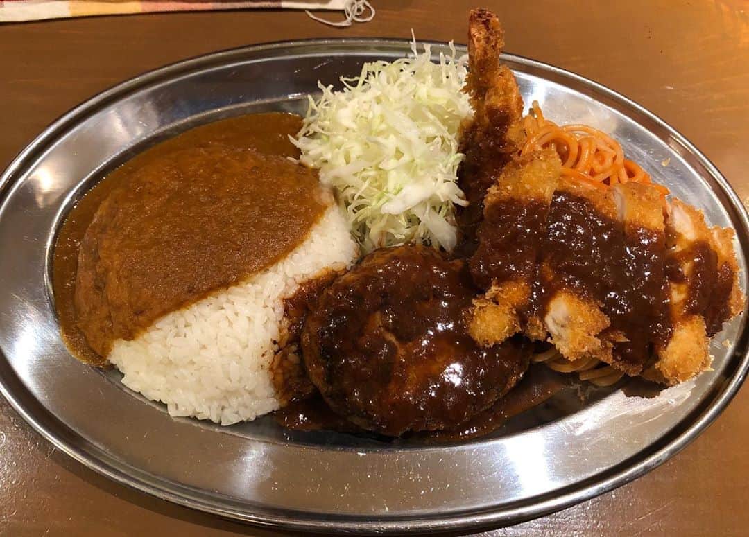 シーサーのインスタグラム：「・ ・ カレーとハンバーグとエビフライと チキンカツとナポリタン。 トルコライス〜！ 全体的に茶色いけど ぐはー◎ ピス！  #ぐはー #トルコライス #これにステーキ付けようか悩んだのよ #好きな物いっぺんに食べれる #腹パン #ボクは元気君です #みんなも元気君ですか」