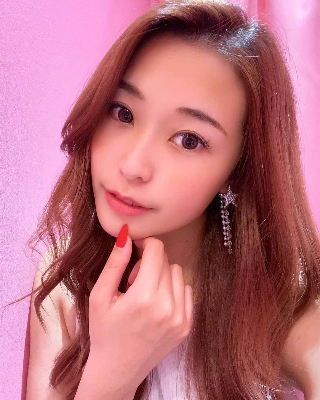 のインスタグラム：「前髪切ろうか悩み中〜✂️﻿ ﻿ 昔から知ってる人は分かる通り﻿ 前髪あると幼くなるんだよね😱⚡﻿ ﻿ ﻿ どー思う??( ˘ •ω• ˘ )﻿ ﻿ ﻿ ﻿ #hairstyle」
