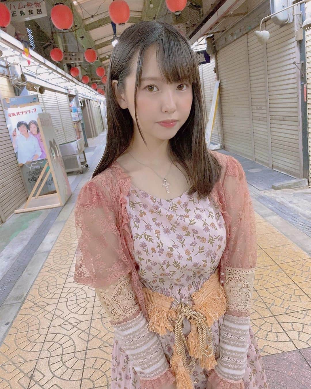 本郷柚巴のインスタグラム：「二の腕あまり見せれるものじゃないので笑 ・ ・ ・ ・ 困ったときのシースルー笑 ・ だいぶ前の握手会で着た お気に入りのシースルーです💓 ・ ・ ・ #古着 #古着女子 #nmb48  #本郷柚巴 #earthmusicandecology  #tops  #seethrough #ropebelt」